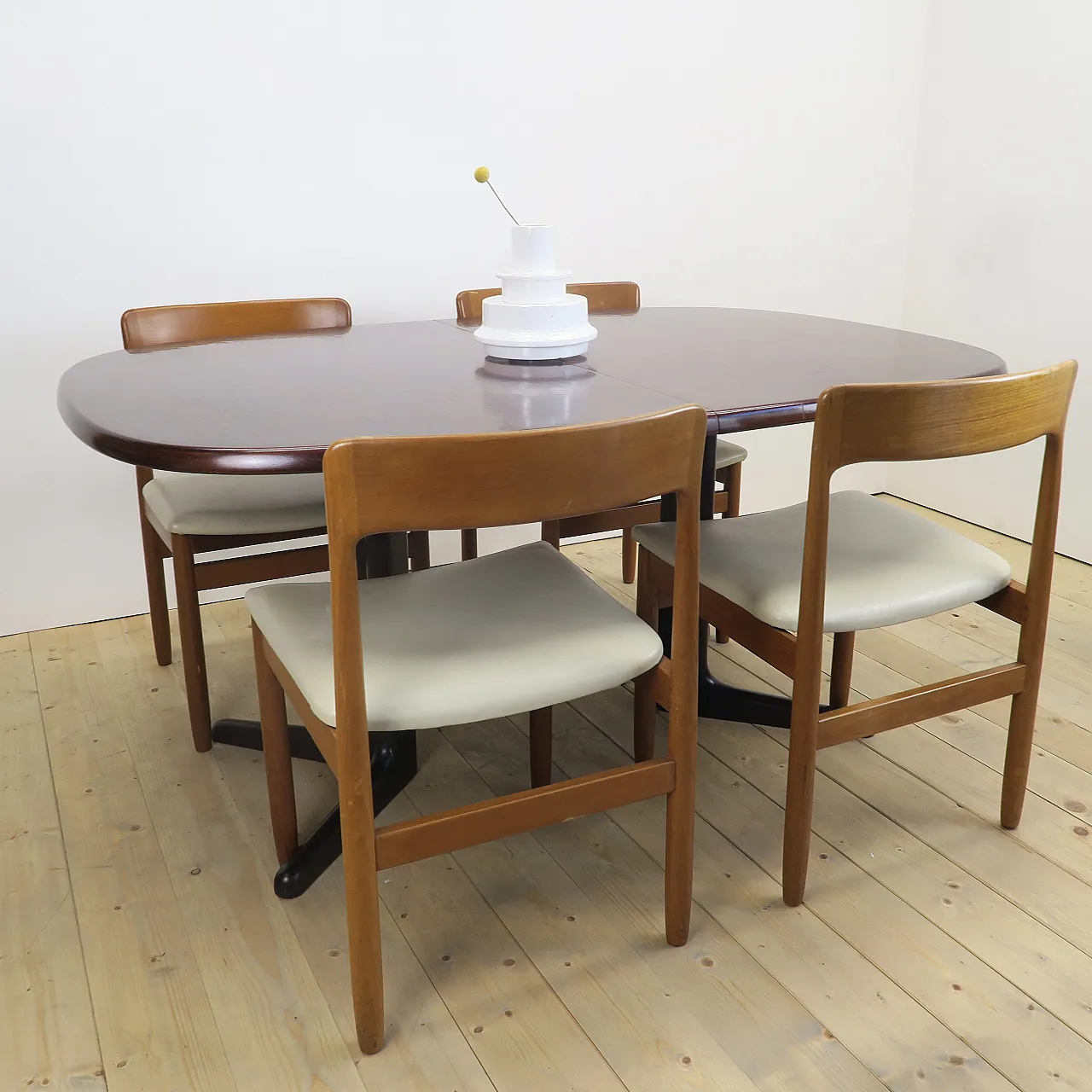 Mid-Century rosewood extendable table, 1960s 4