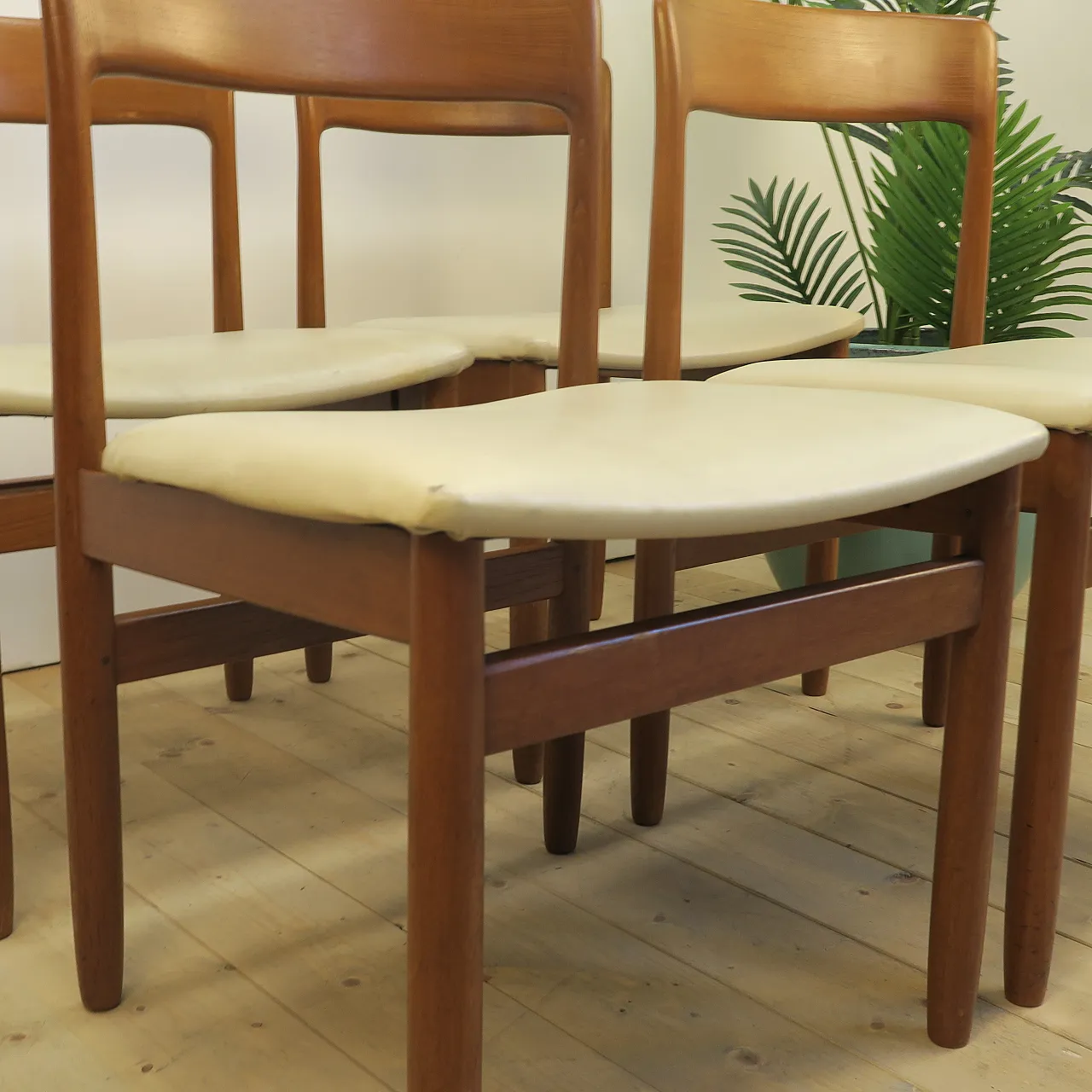 8  teak chairs, 1960s 4