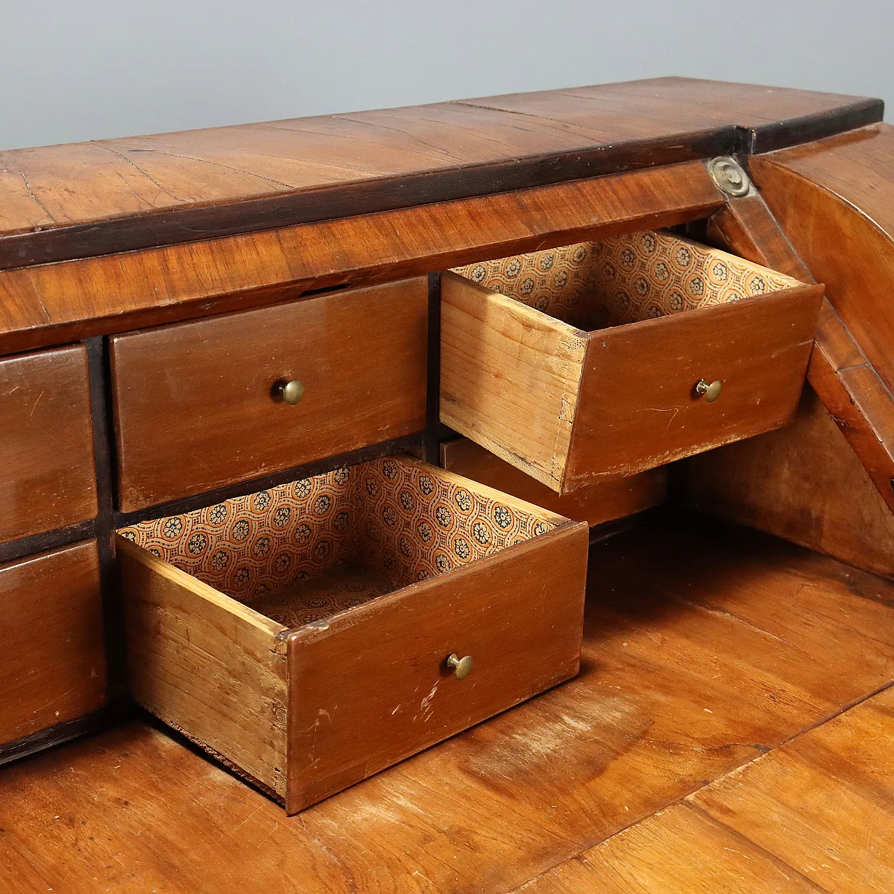 Walnut drop-leaf cabinet with ebonized details, early 19th century 5