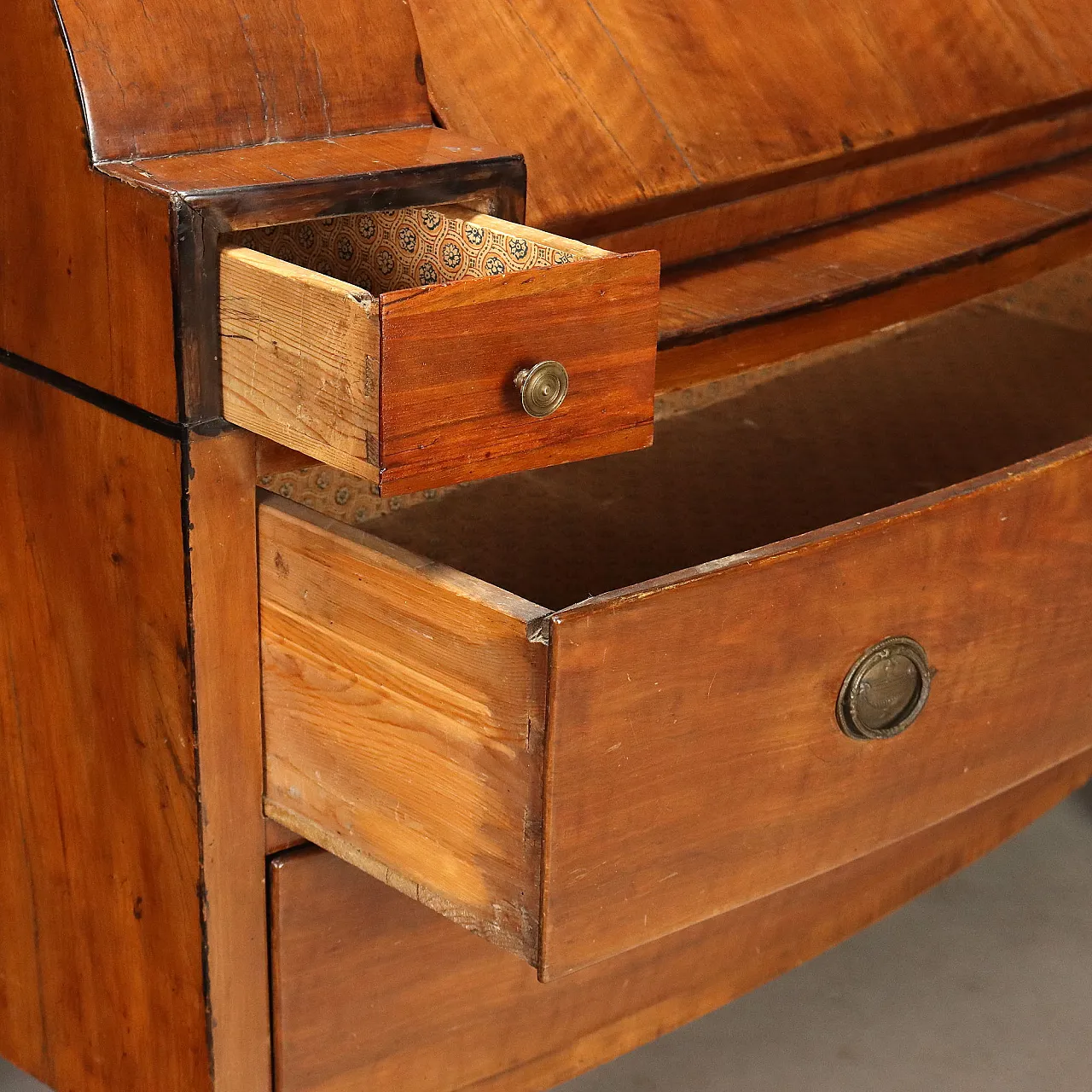 Walnut drop-leaf cabinet with ebonized details, early 19th century 7