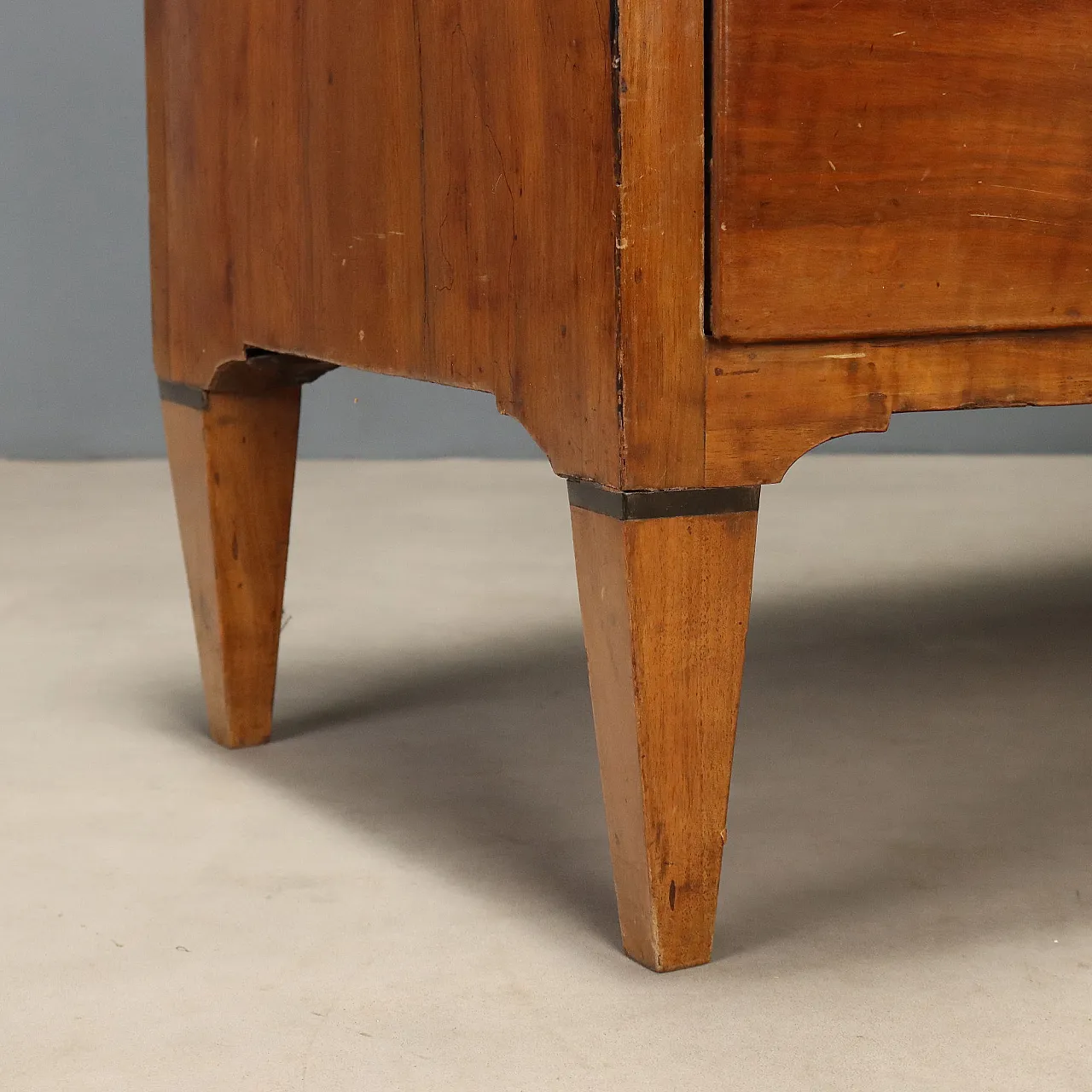 Walnut drop-leaf cabinet with ebonized details, early 19th century 8