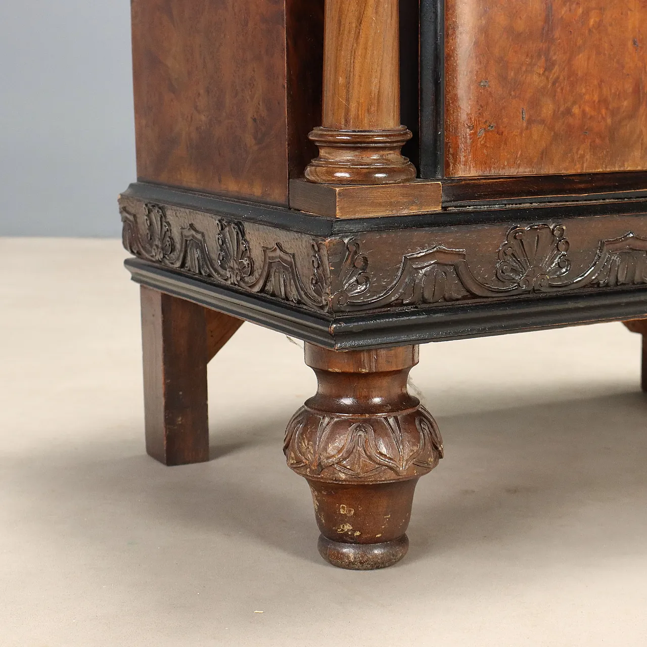 Pair of walnut and walnut burl bedside tables, mid-20th century 10