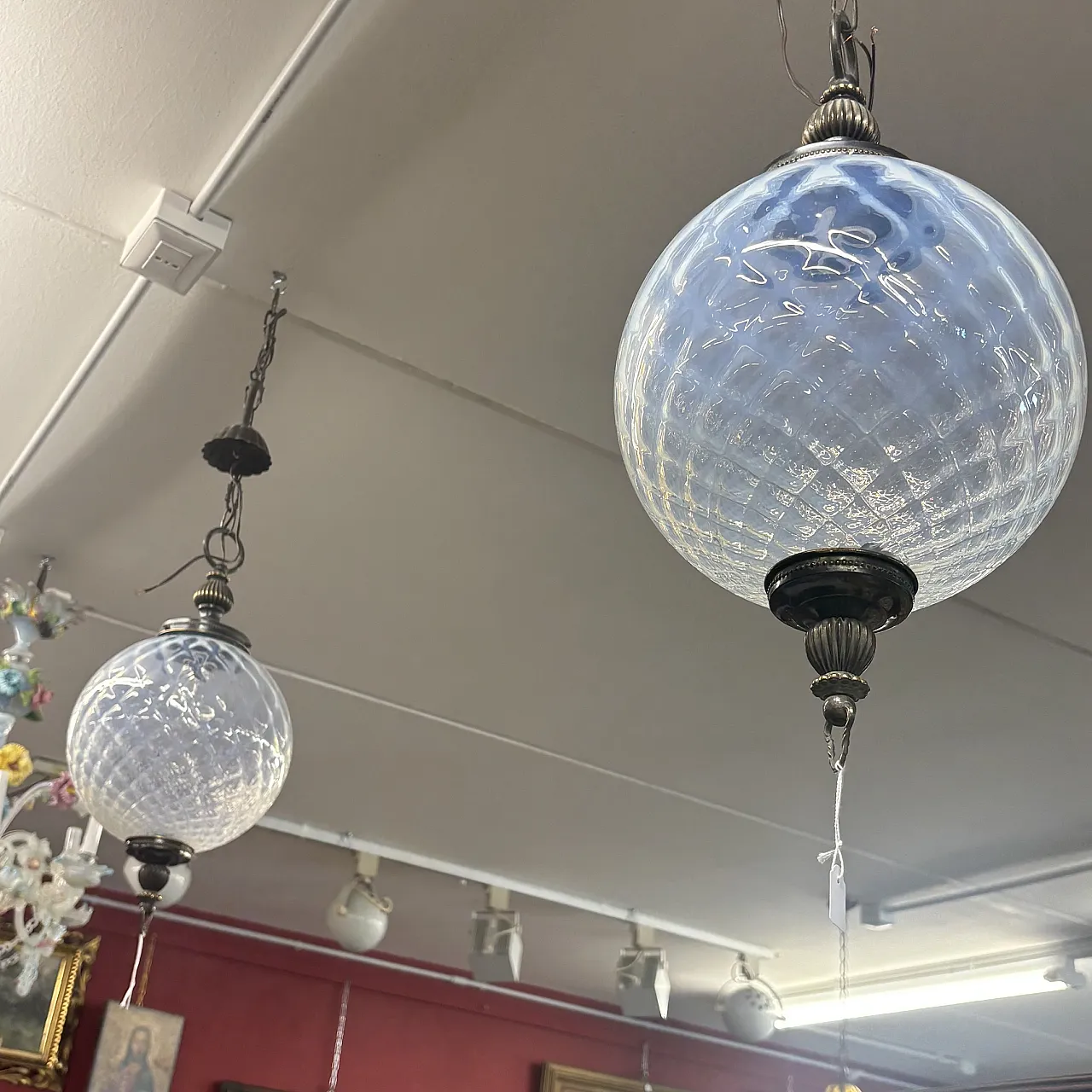 Coppia di Lampadari  con palla vetro madreperlato e metallo, anni '60 1