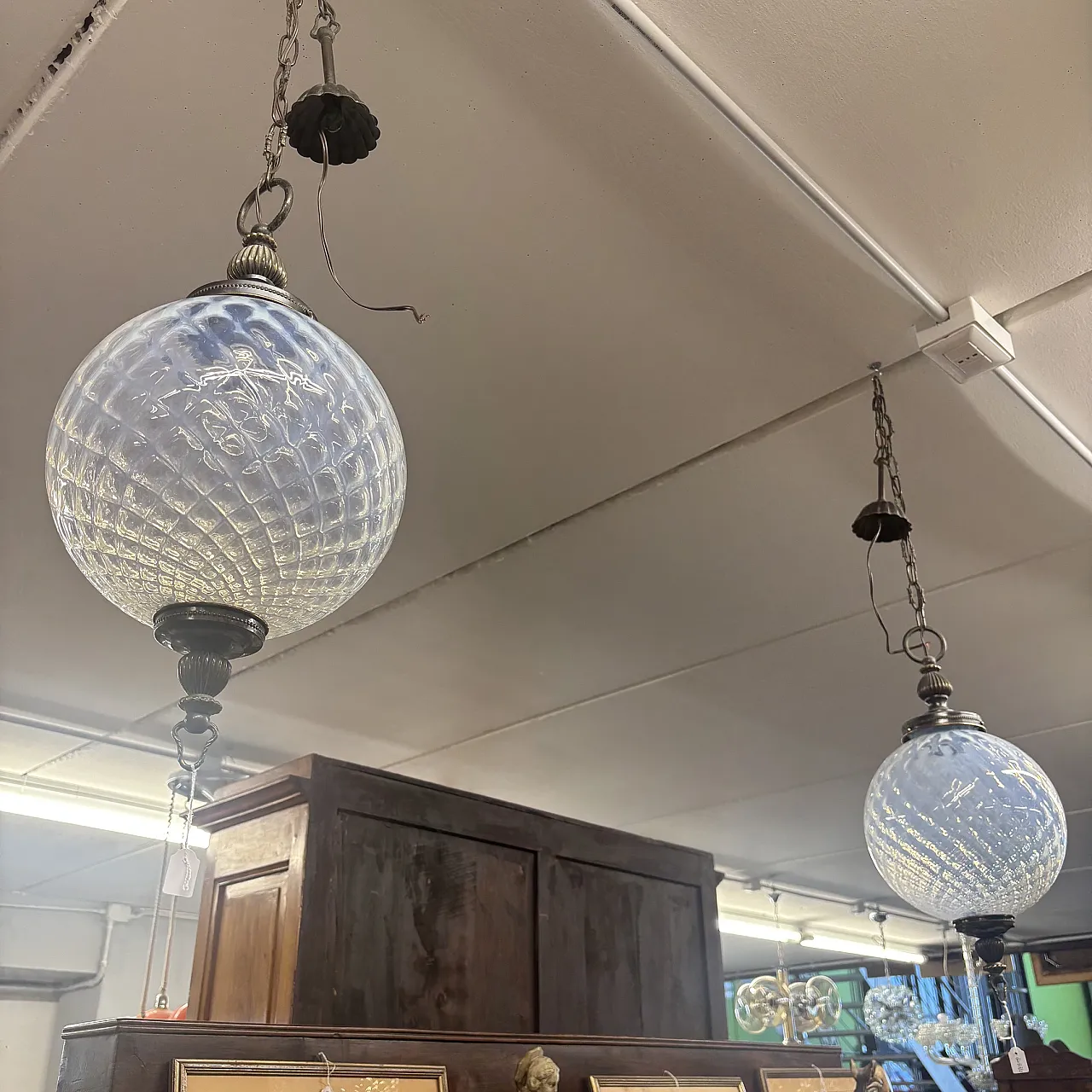 Coppia di Lampadari  con palla vetro madreperlato e metallo, anni '60 2