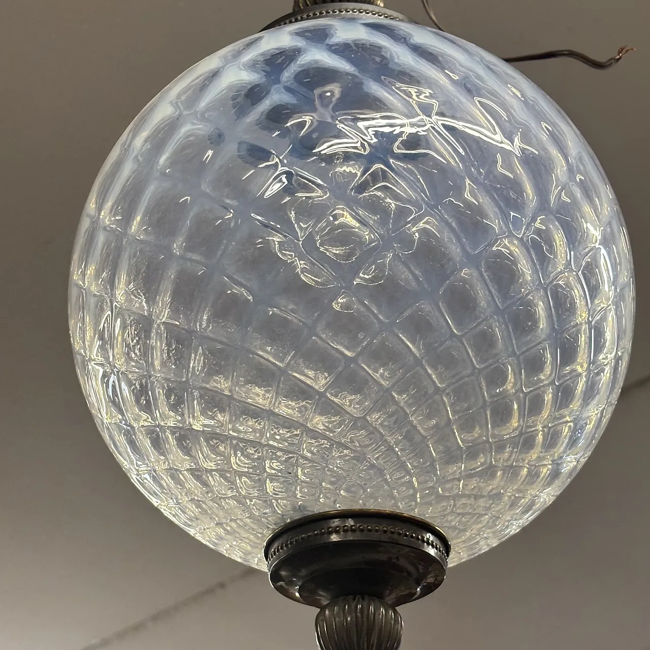 Coppia di Lampadari  con palla vetro madreperlato e metallo, anni '60 3