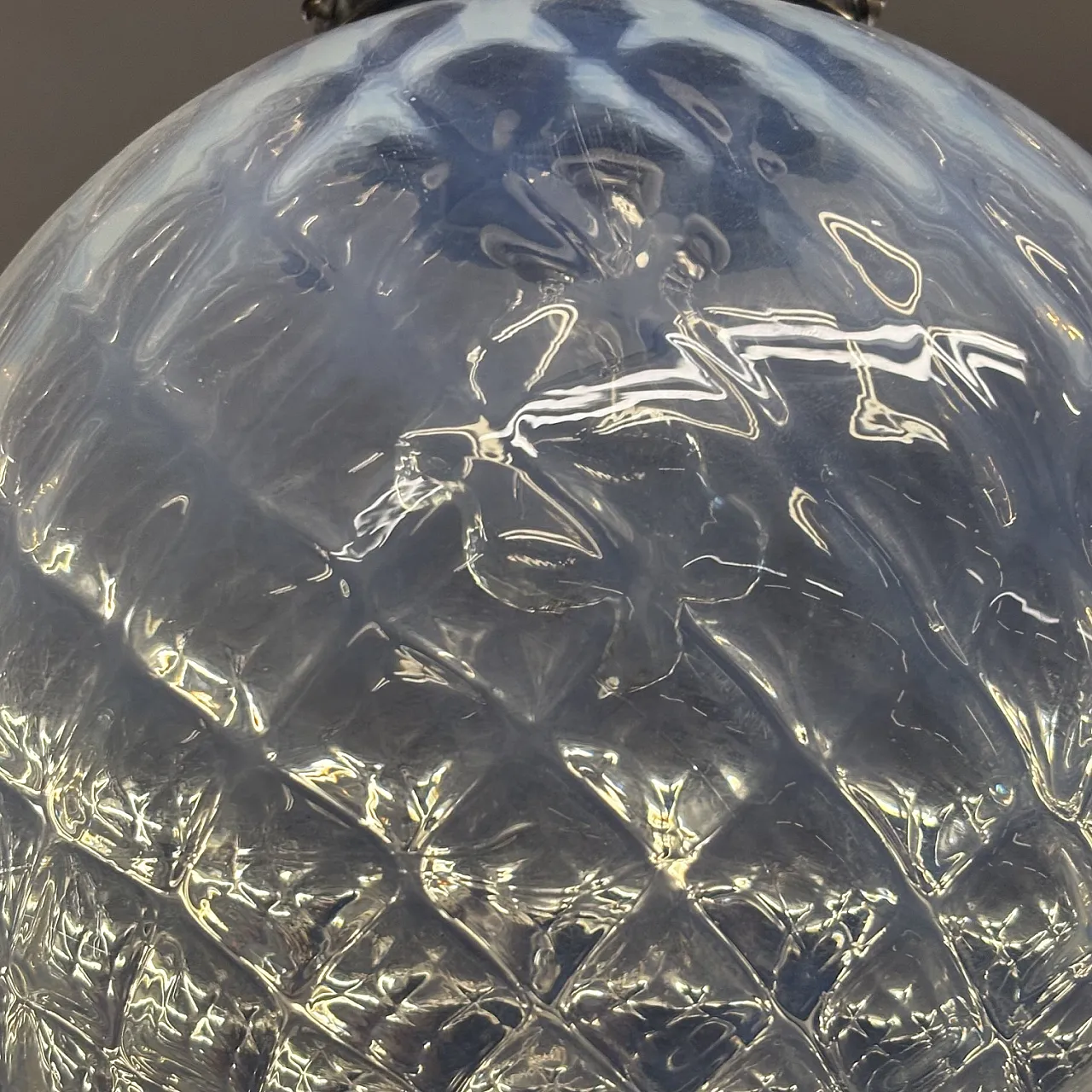Coppia di Lampadari  con palla vetro madreperlato e metallo, anni '60 4