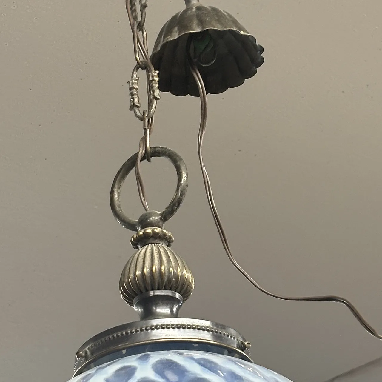 Coppia di Lampadari  con palla vetro madreperlato e metallo, anni '60 6