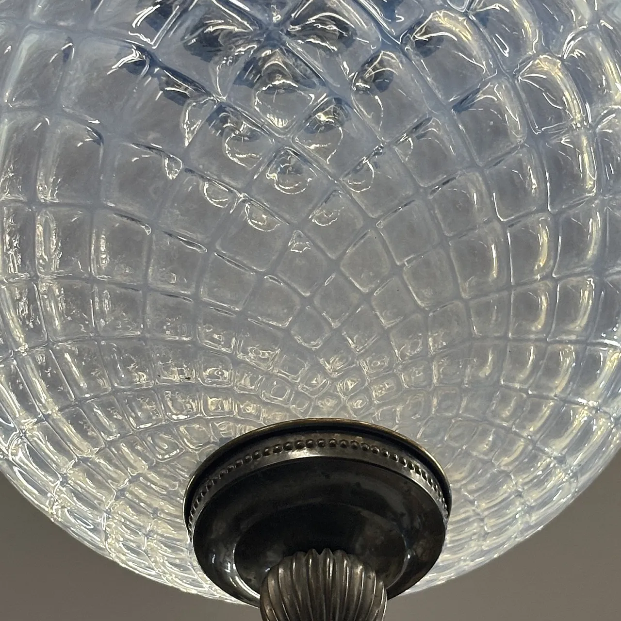 Coppia di Lampadari  con palla vetro madreperlato e metallo, anni '60 7