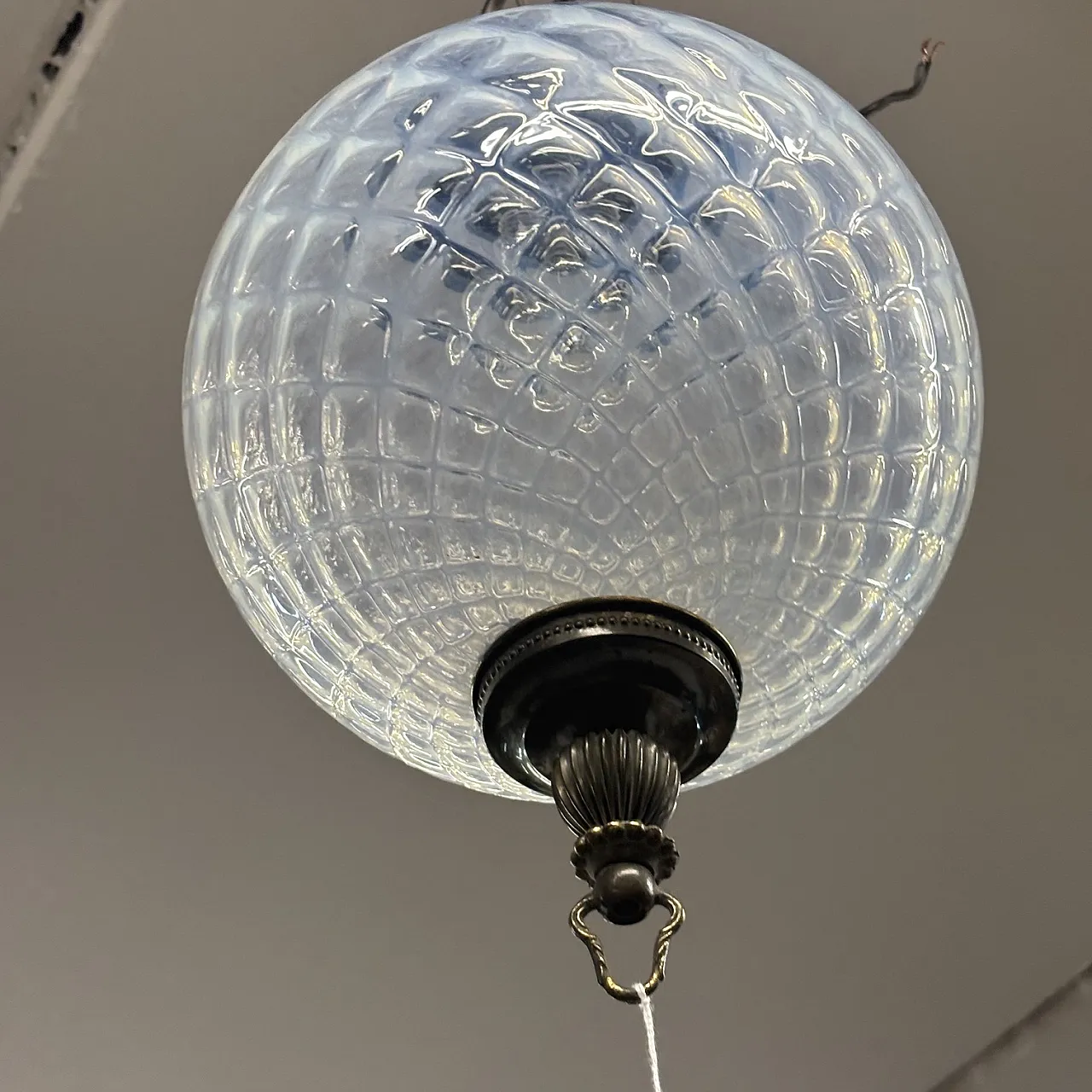 Coppia di Lampadari  con palla vetro madreperlato e metallo, anni '60 8