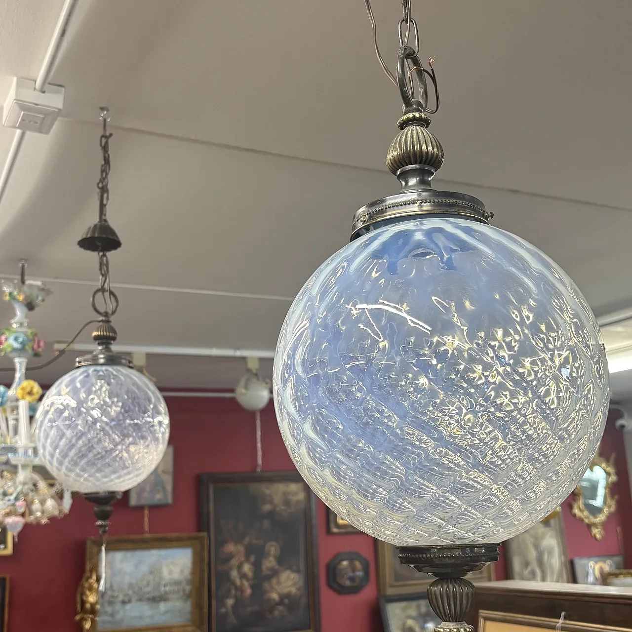 Coppia di Lampadari  con palla vetro madreperlato e metallo, anni '60 9