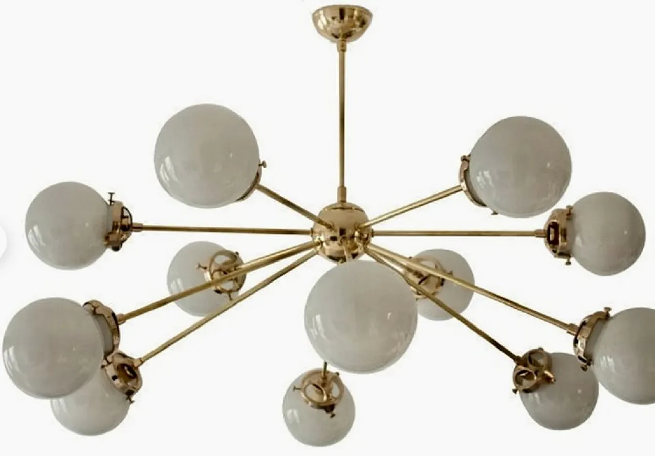 Lampadario Sputnik in ottone con 12 sfere opaline 1