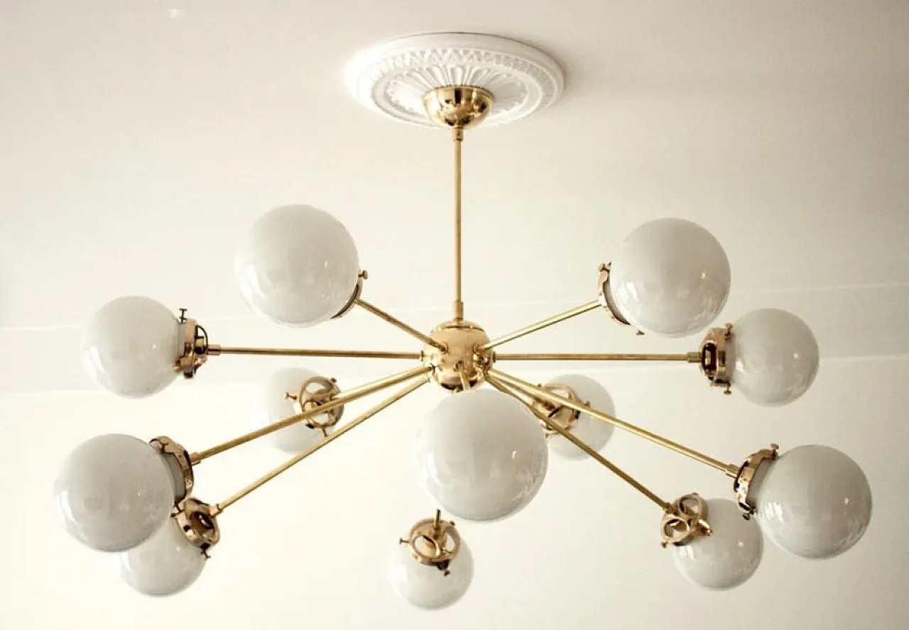 Lampadario Sputnik in ottone con 12 sfere opaline 2