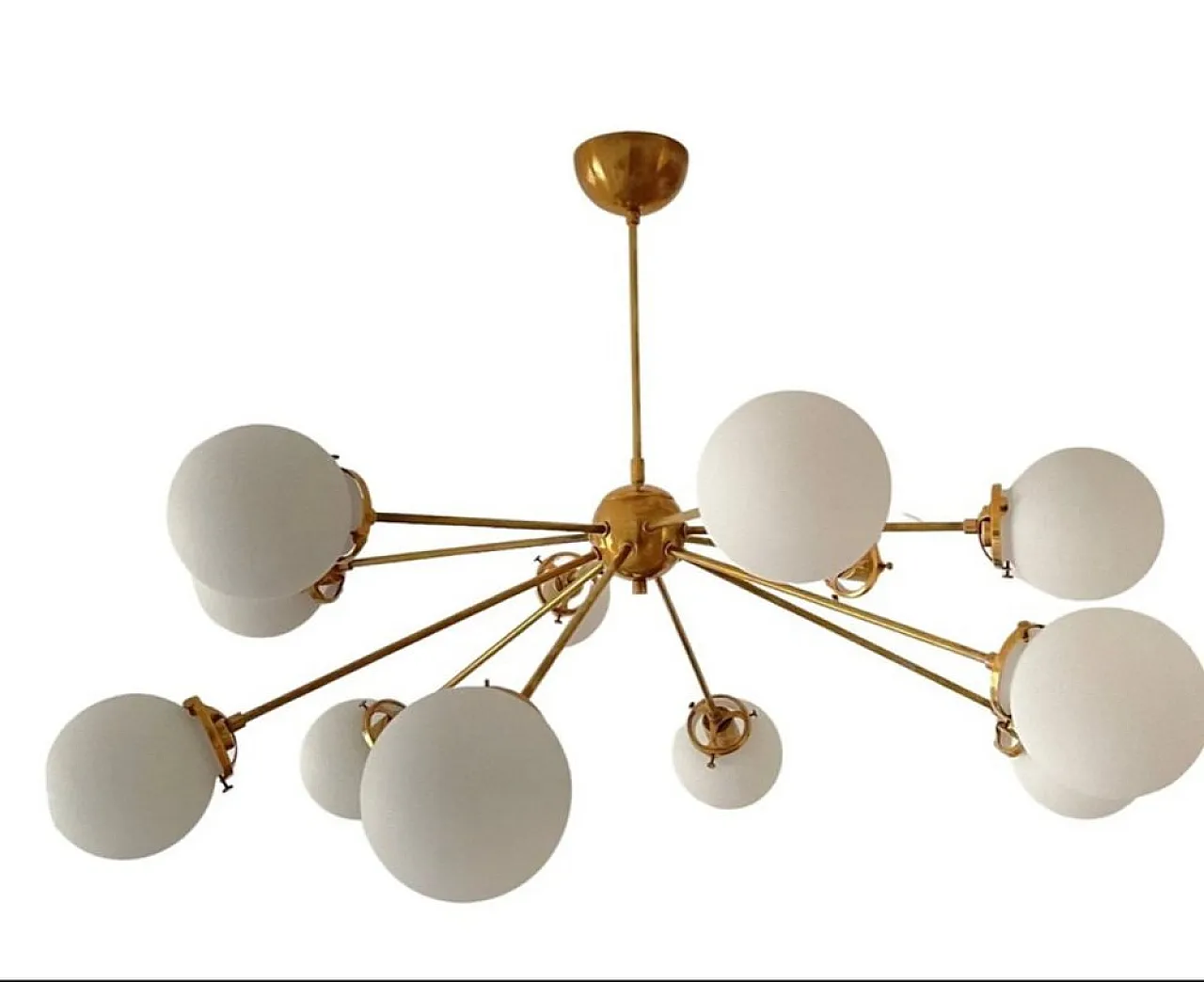 Lampadario Sputnik in ottone con 12 sfere opaline 3