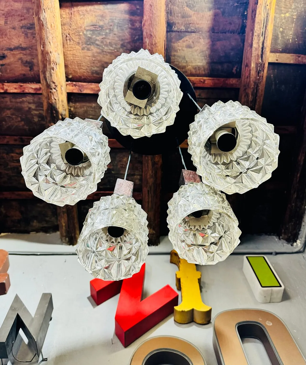 Lampadario danese in metallo cromato 1