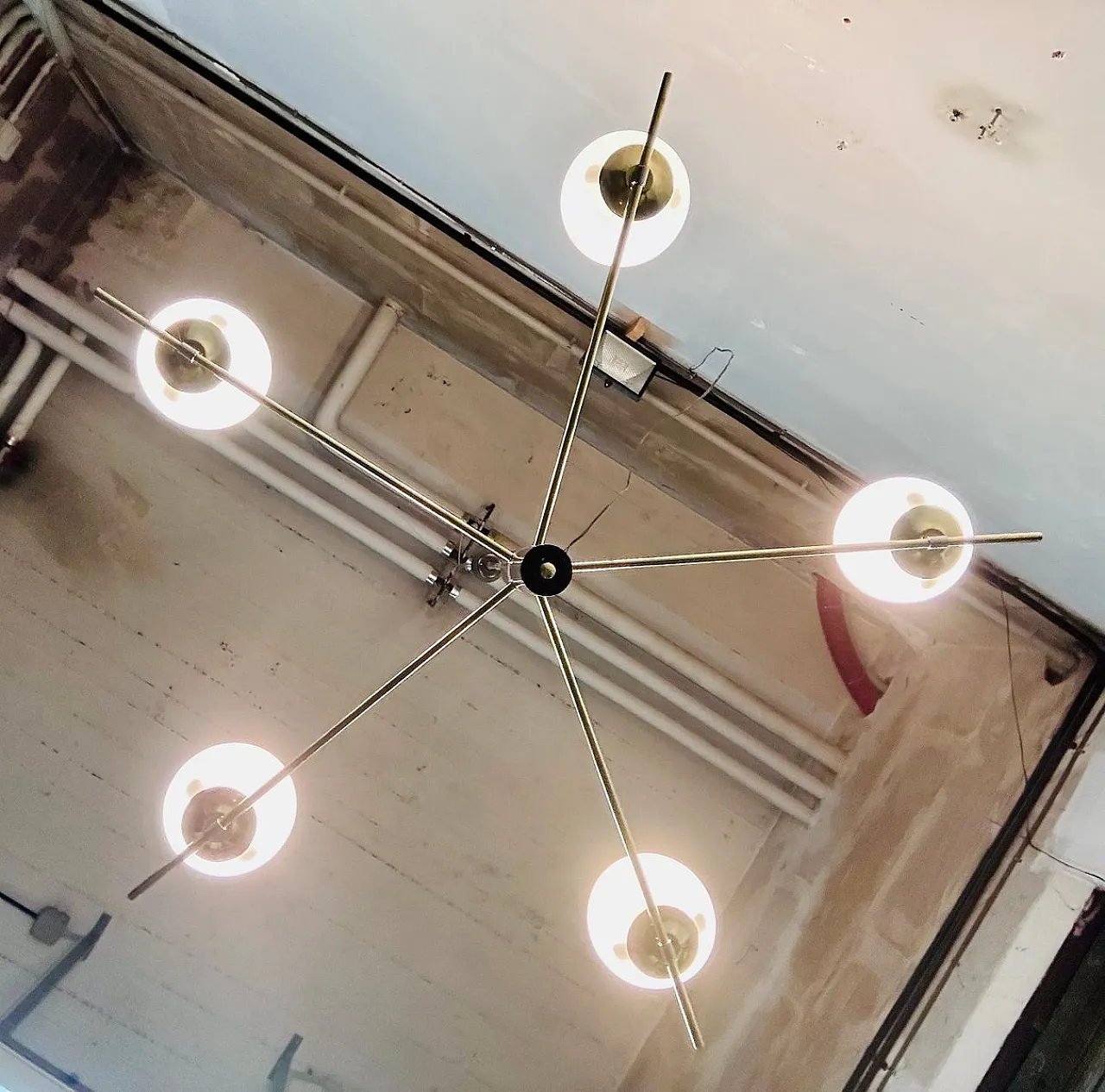 Lampadario con sfere opaline bianche, anni '60 1