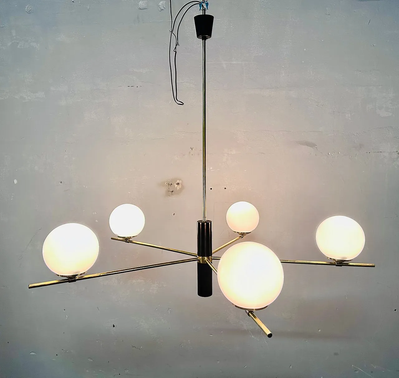 Lampadario con sfere opaline bianche, anni '60 5