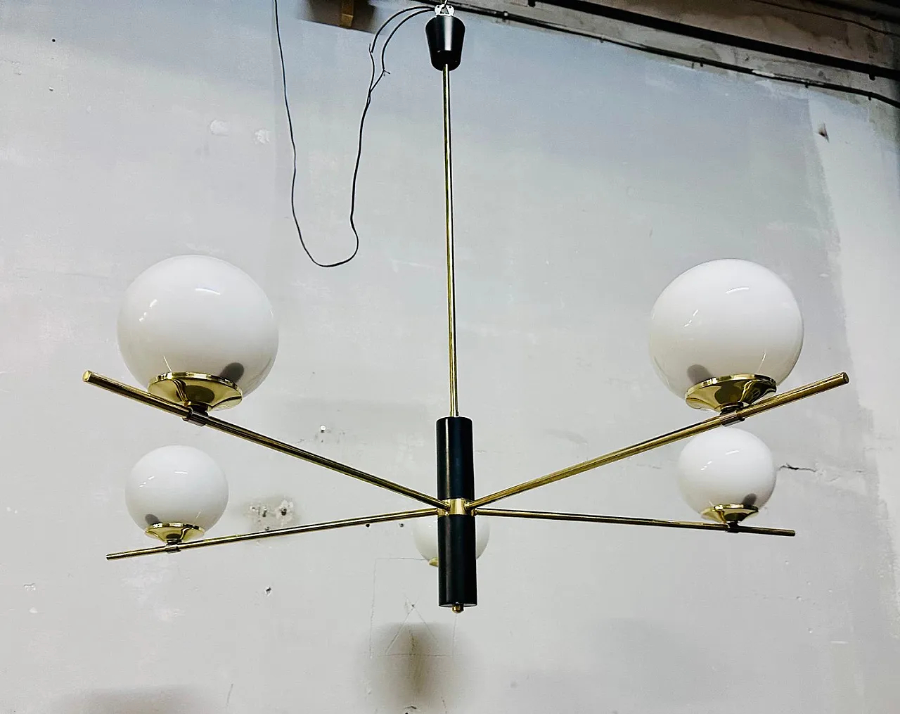 Lampadario con sfere opaline bianche, anni '60 10