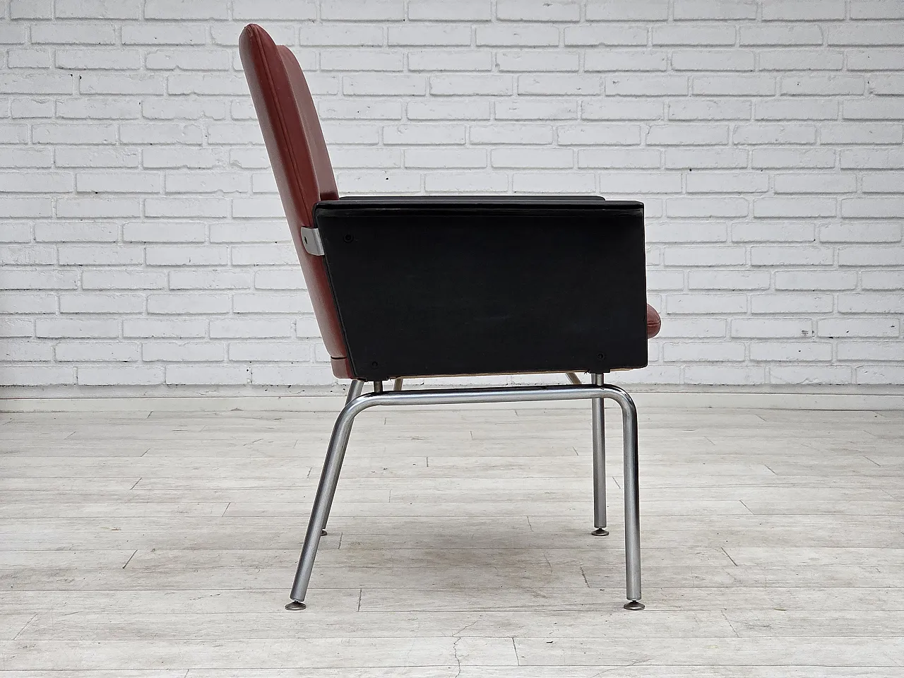 1970s, Danish armchair by Arne Vodder, furniture leather. 9