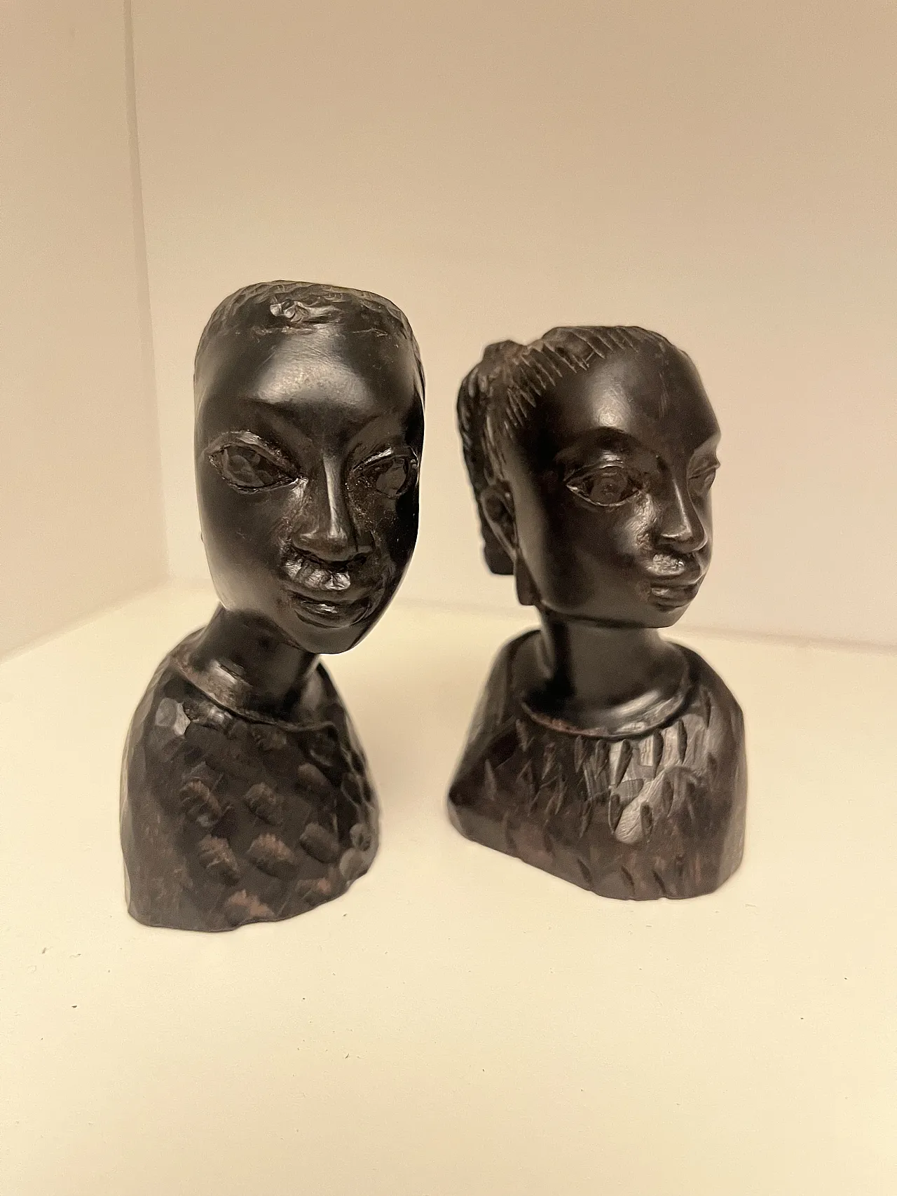 Pair of African head sculptures in ebony, 1980s 2