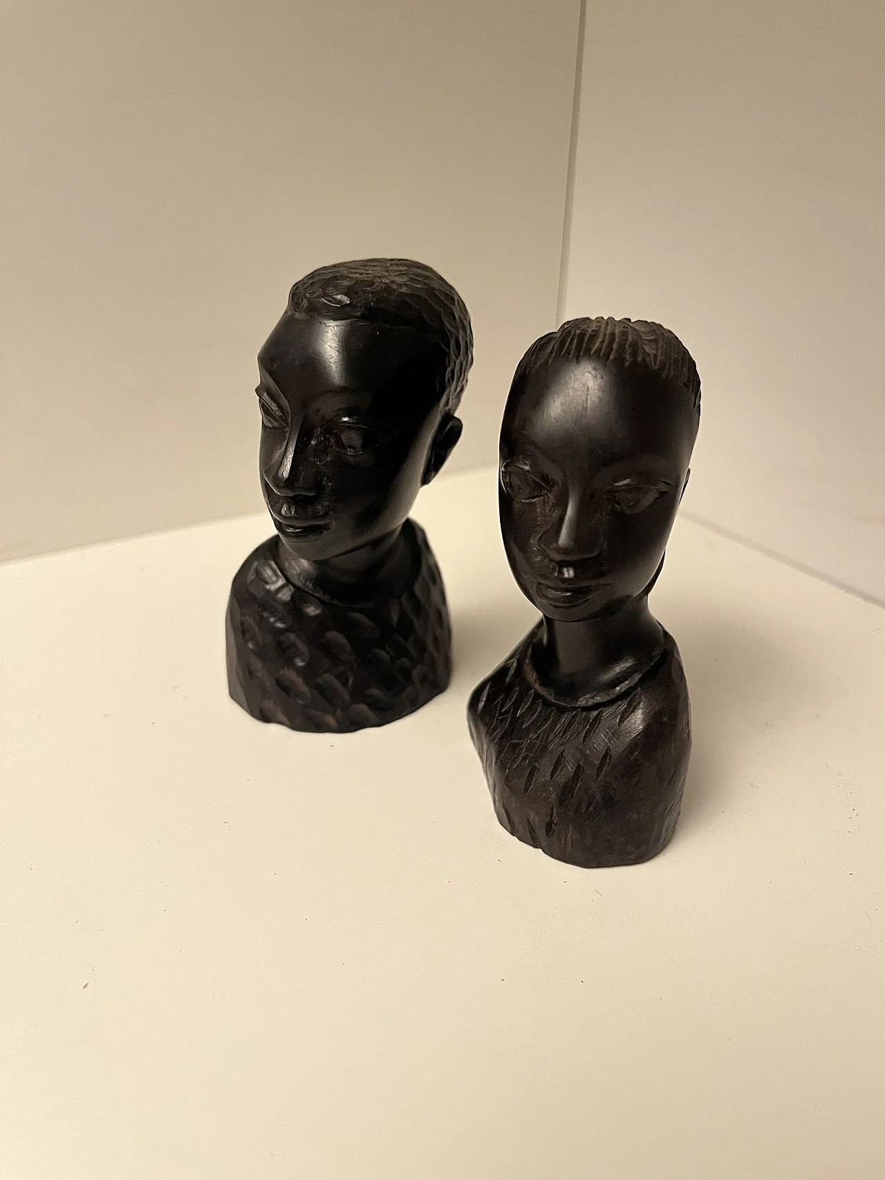 Pair of African head sculptures in ebony, 1980s 3