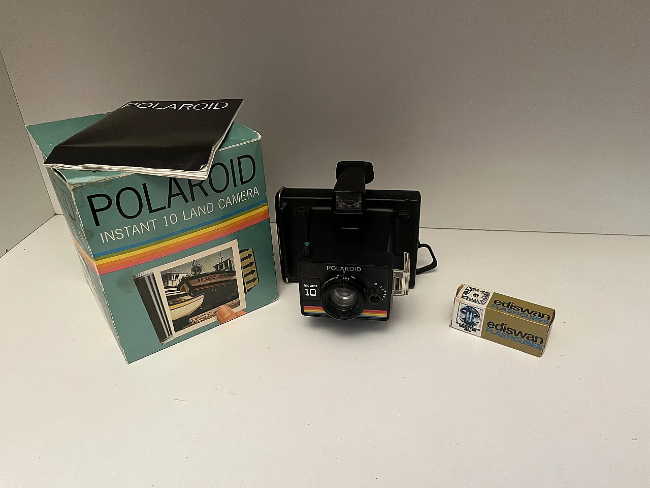Polaroid Instant 10 camera in plastic, 1970s 1