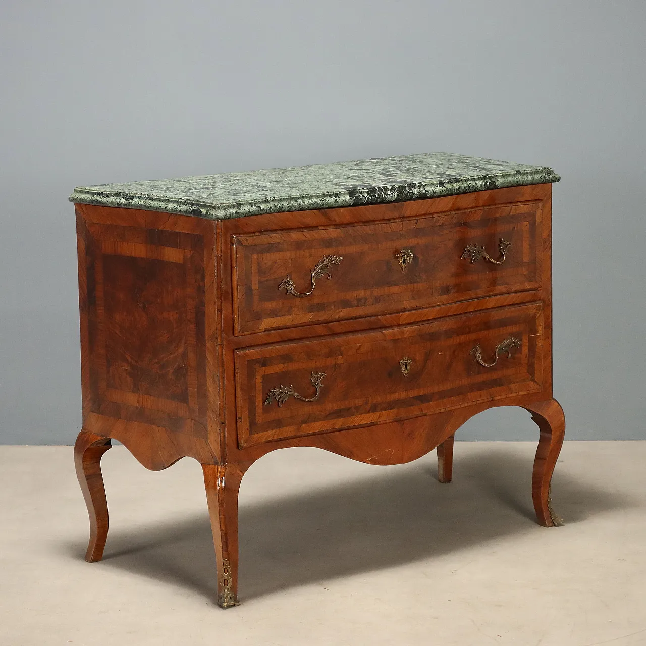 Baroque chest of drawers in walnut and walnut root, mid-18th century 1