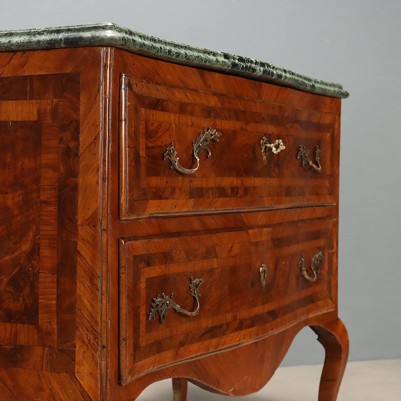 Baroque chest of drawers in walnut and walnut root, mid-18th century 3