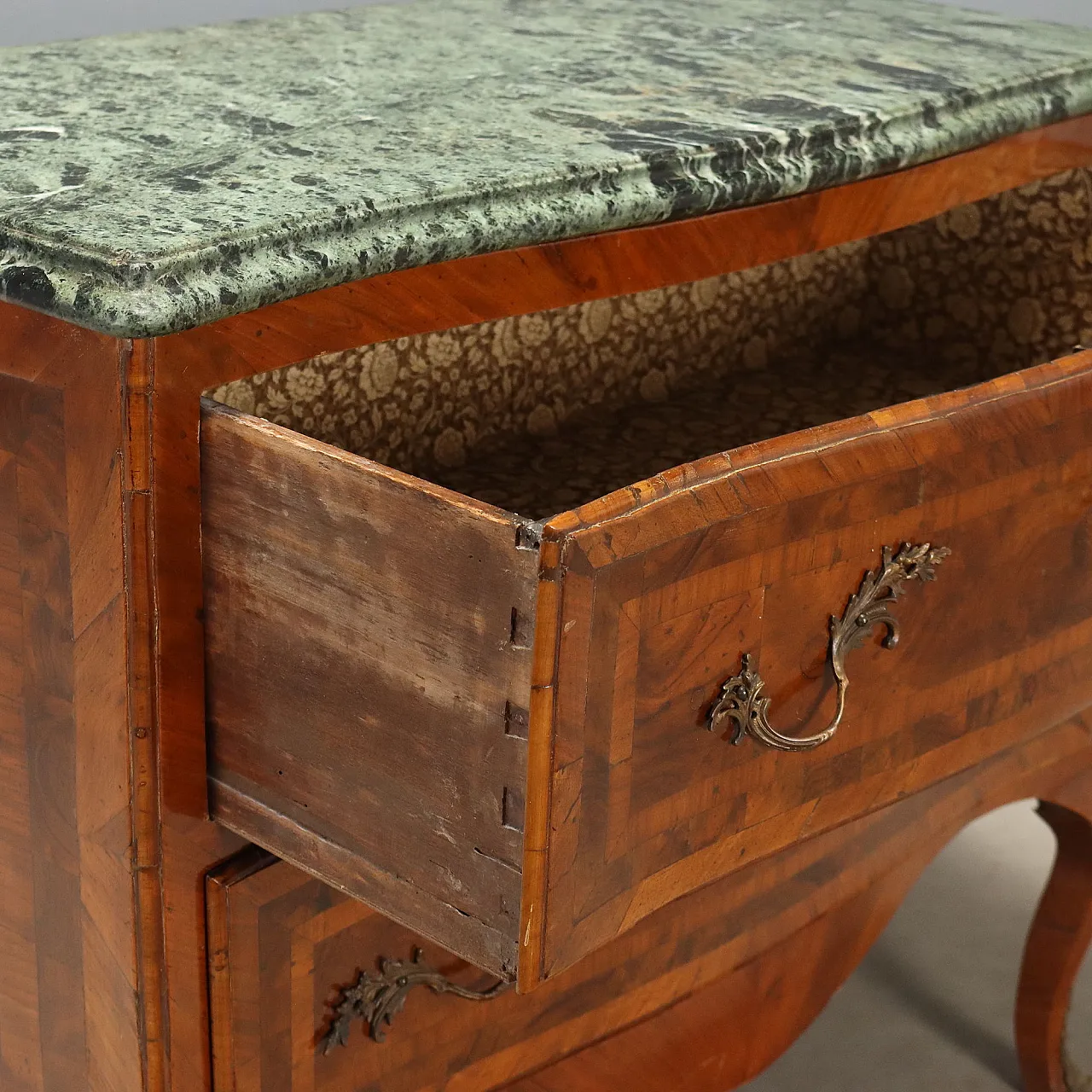 Baroque chest of drawers in walnut and walnut root, mid-18th century 5