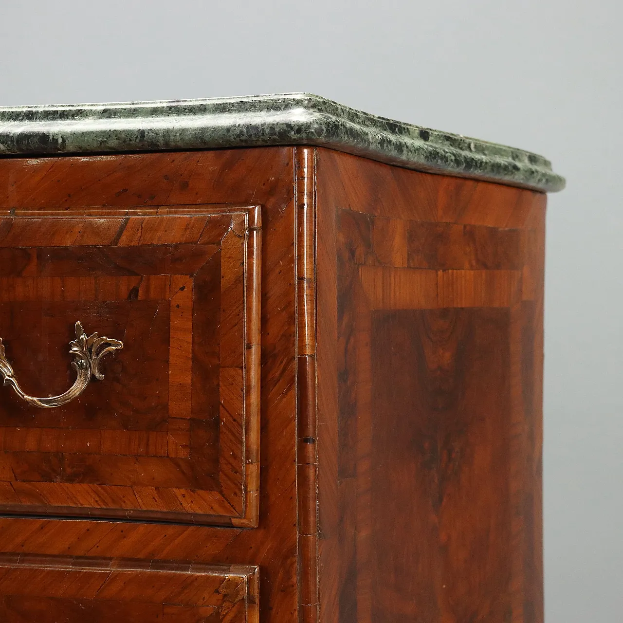 Baroque chest of drawers in walnut and walnut root, mid-18th century 6