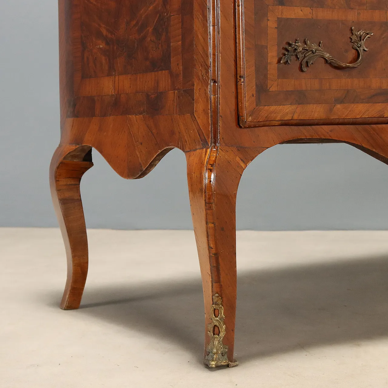 Baroque chest of drawers in walnut and walnut root, mid-18th century 7