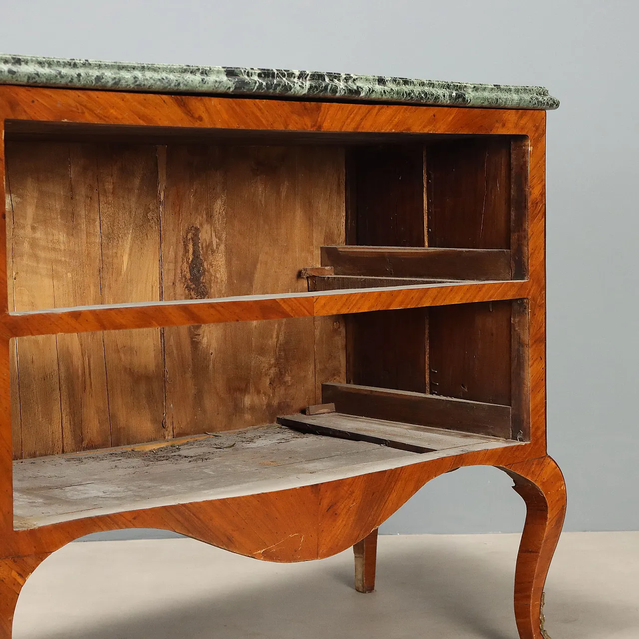 Baroque chest of drawers in walnut and walnut root, mid-18th century 9