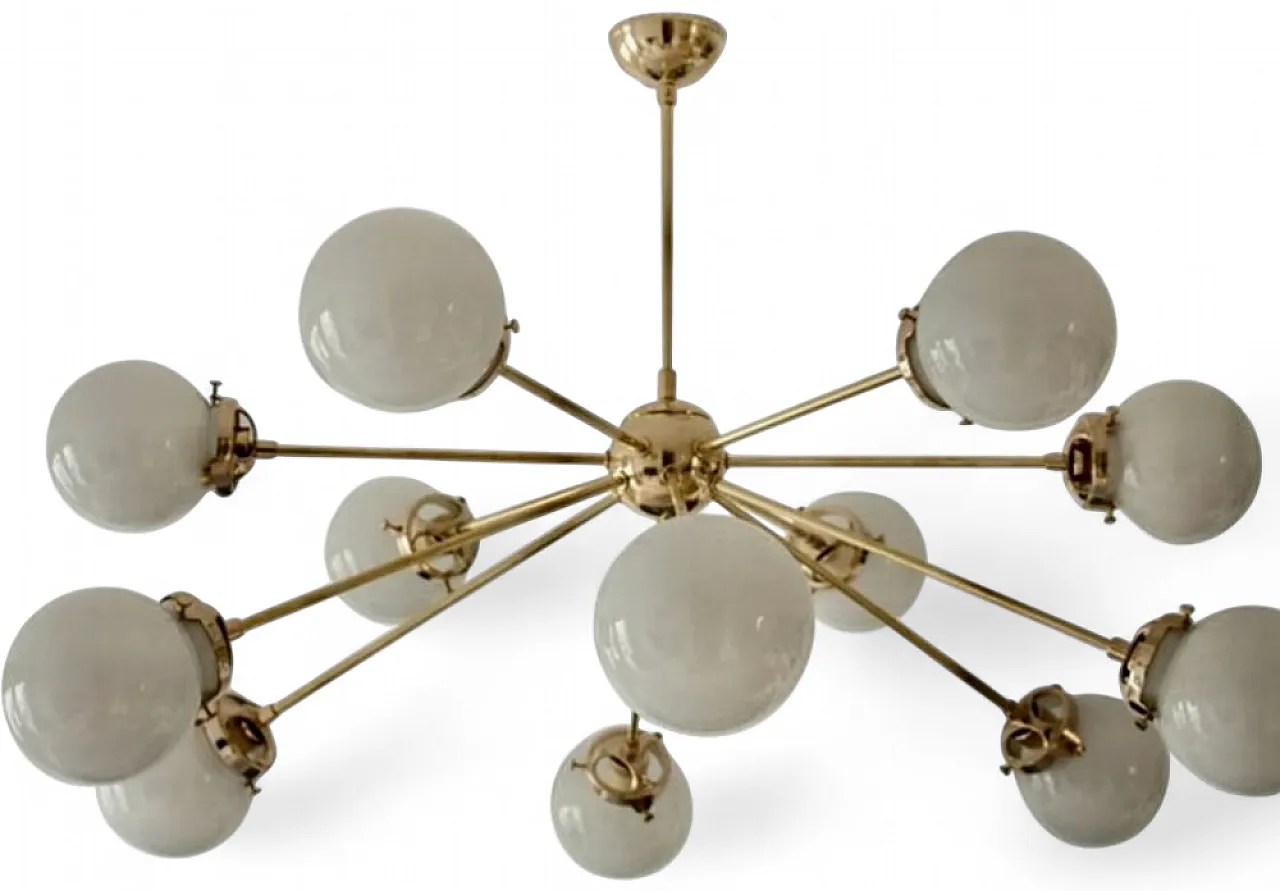 Lampadario Sputnik in ottone con 12 sfere opaline 4