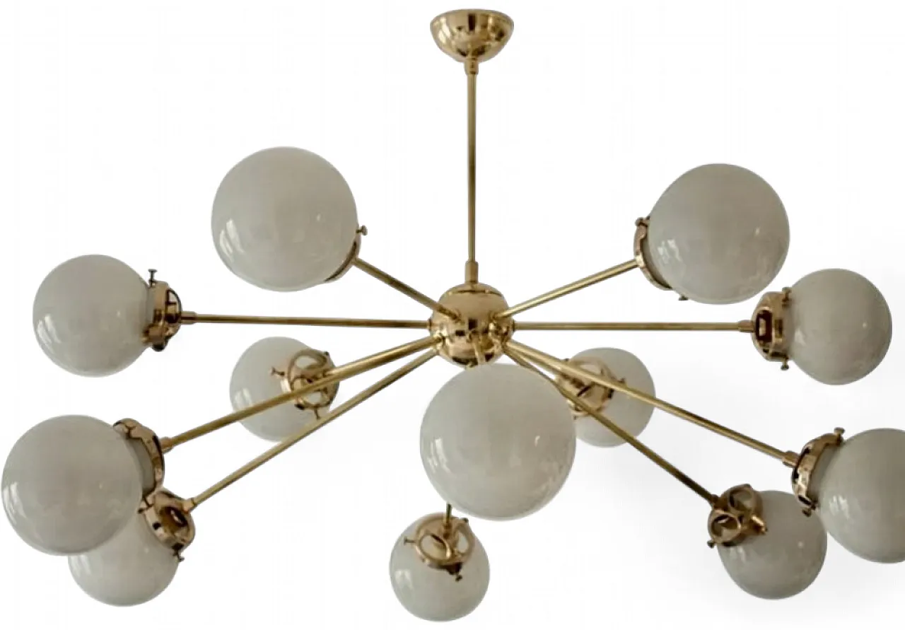 Lampadario Sputnik in ottone con 12 sfere opaline 4