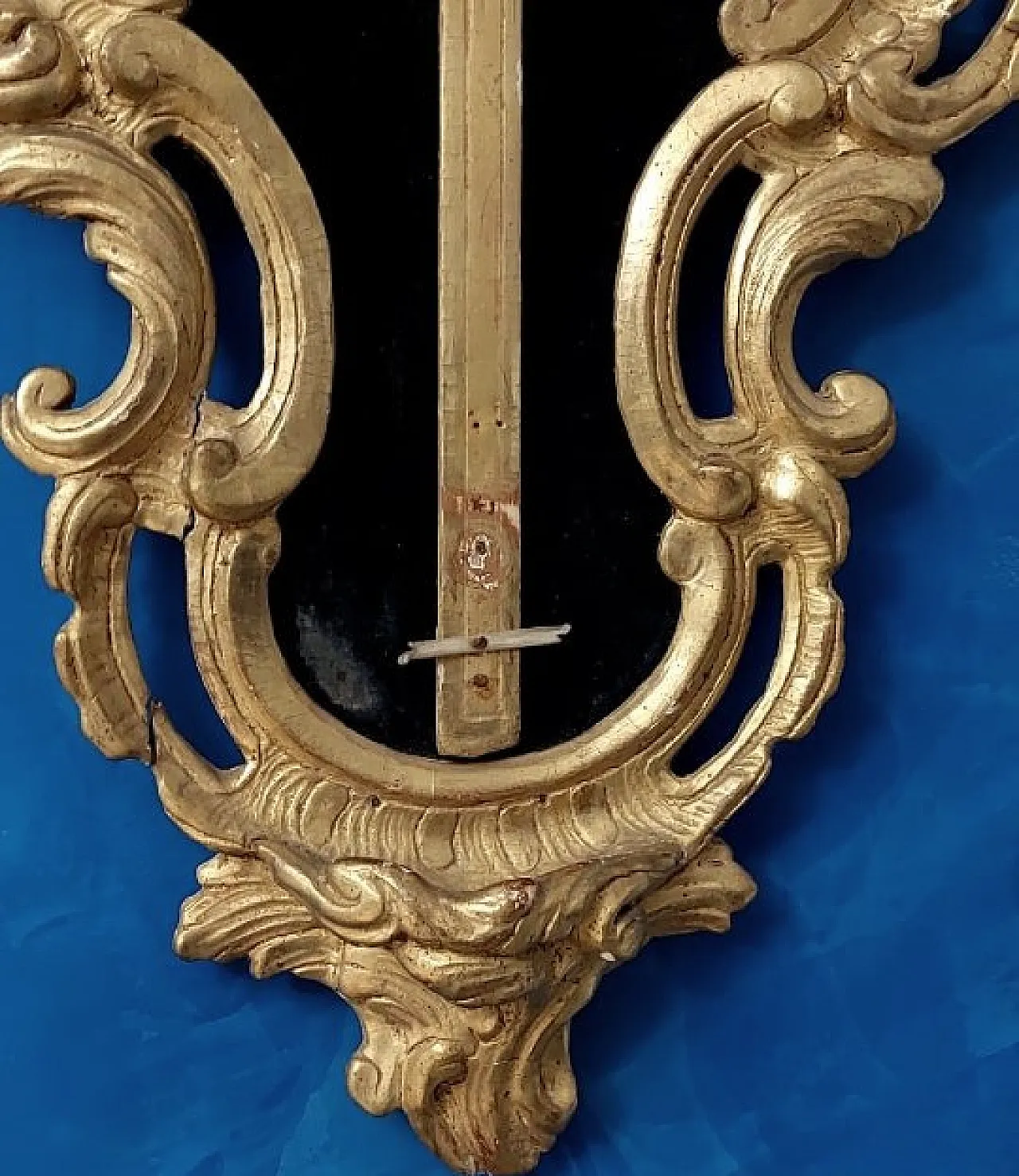 Frame with carved and gilded wooden crucifix, 18th century 4
