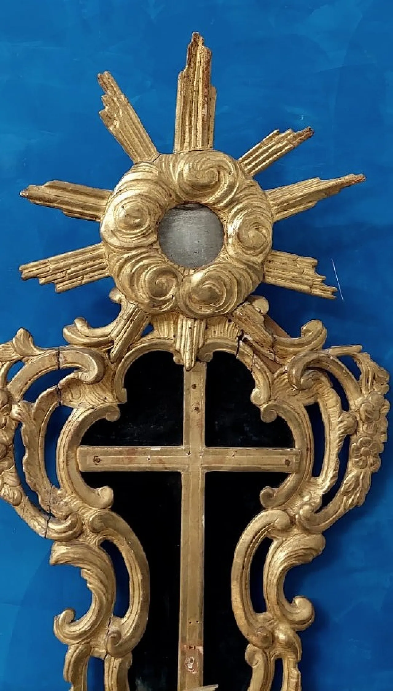 Frame with carved and gilded wooden crucifix, 18th century 9