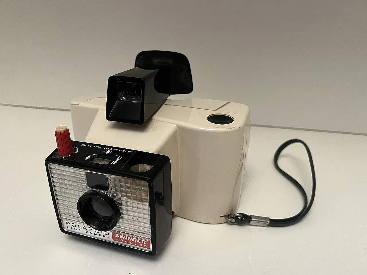 Polaroid Land Camera Swinger Model 20 in plastic, 1970s 3