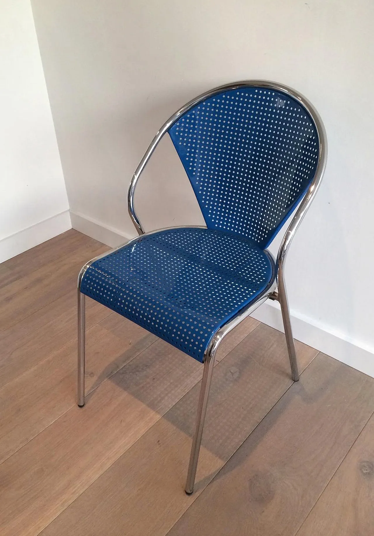 4 sedie in metallo traforato cromato e laccato blu, anni '80 2
