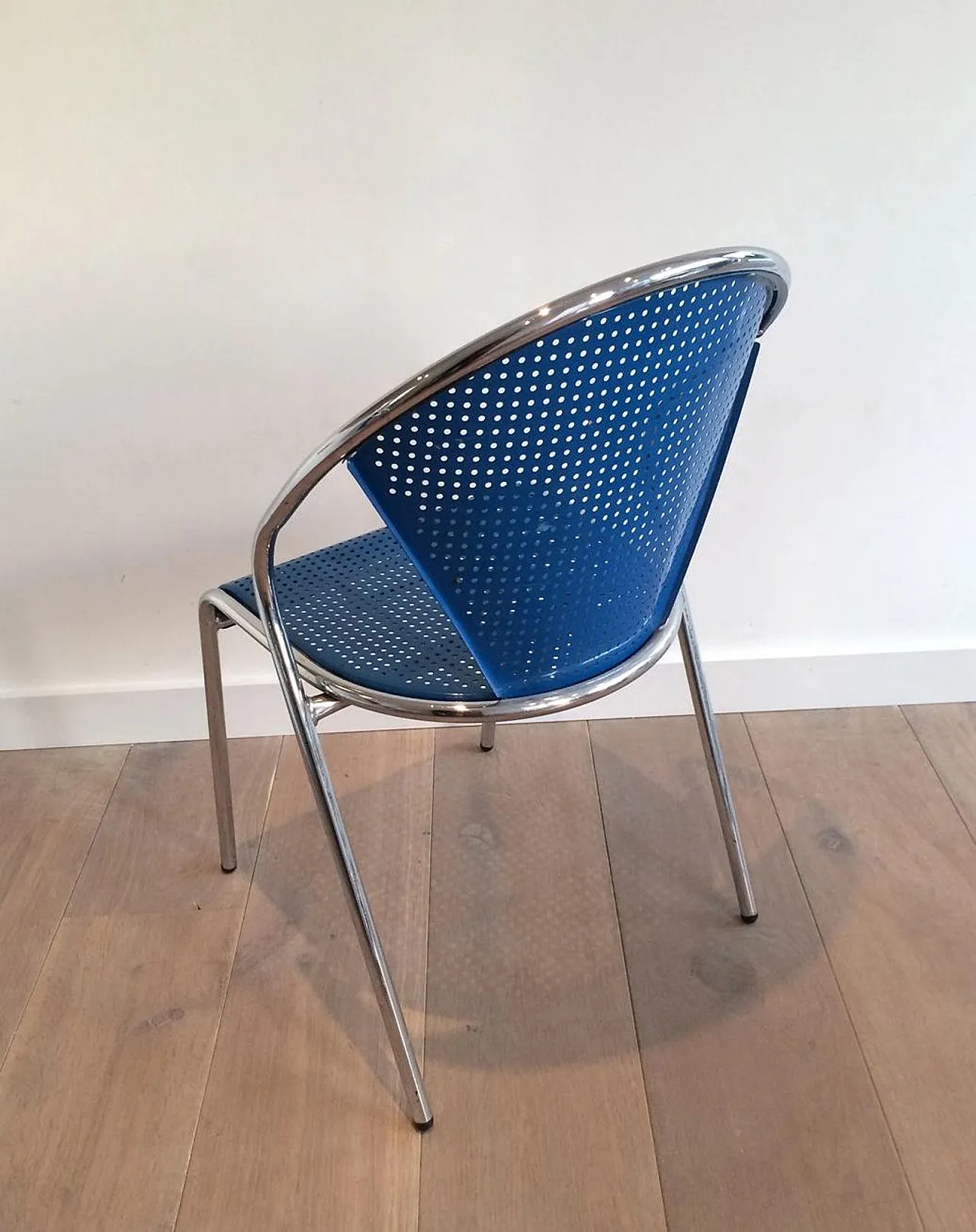 4 sedie in metallo traforato cromato e laccato blu, anni '80 5