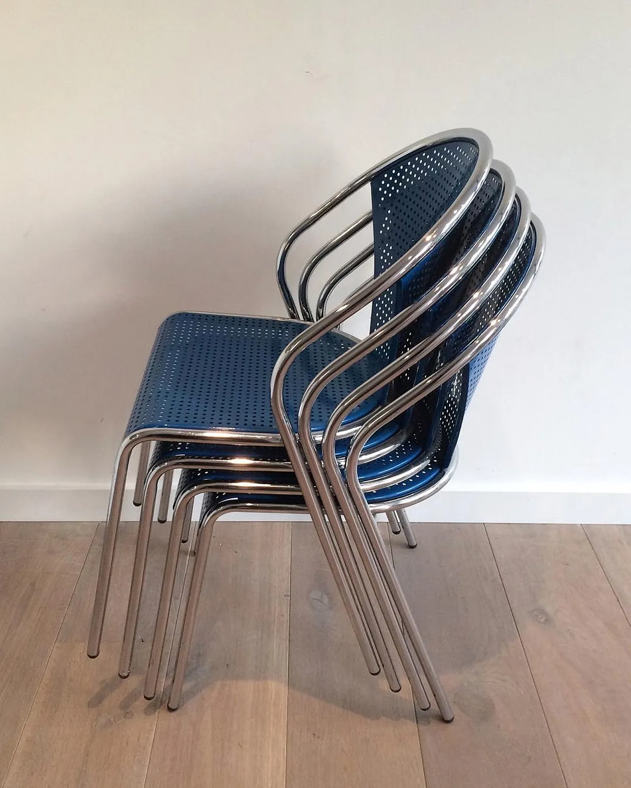 4 sedie in metallo traforato cromato e laccato blu, anni '80 6