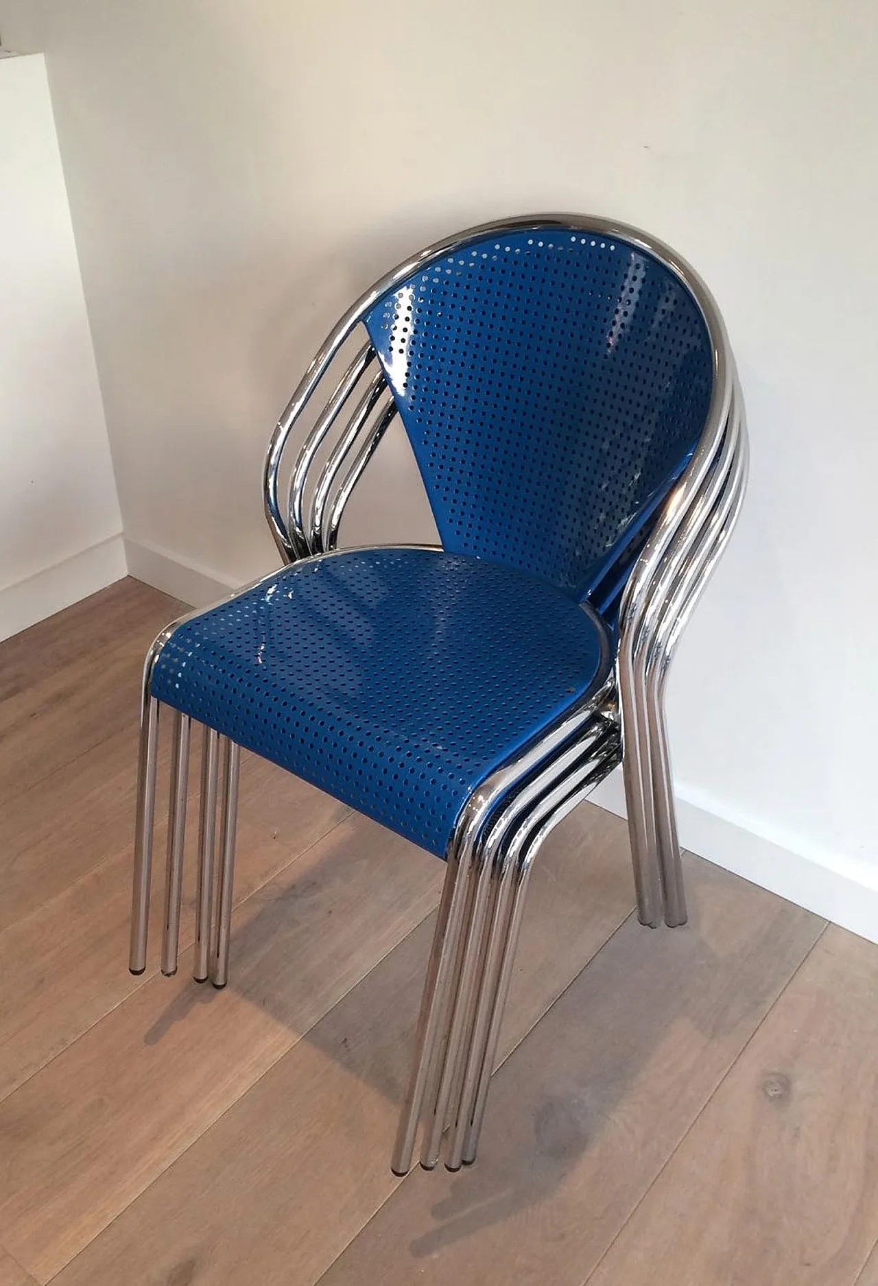 4 sedie in metallo traforato cromato e laccato blu, anni '80 7