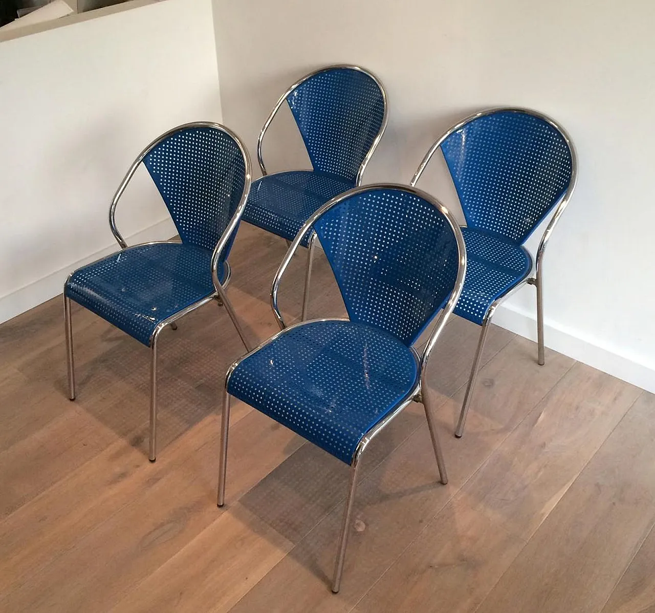 4 sedie in metallo traforato cromato e laccato blu, anni '80 9