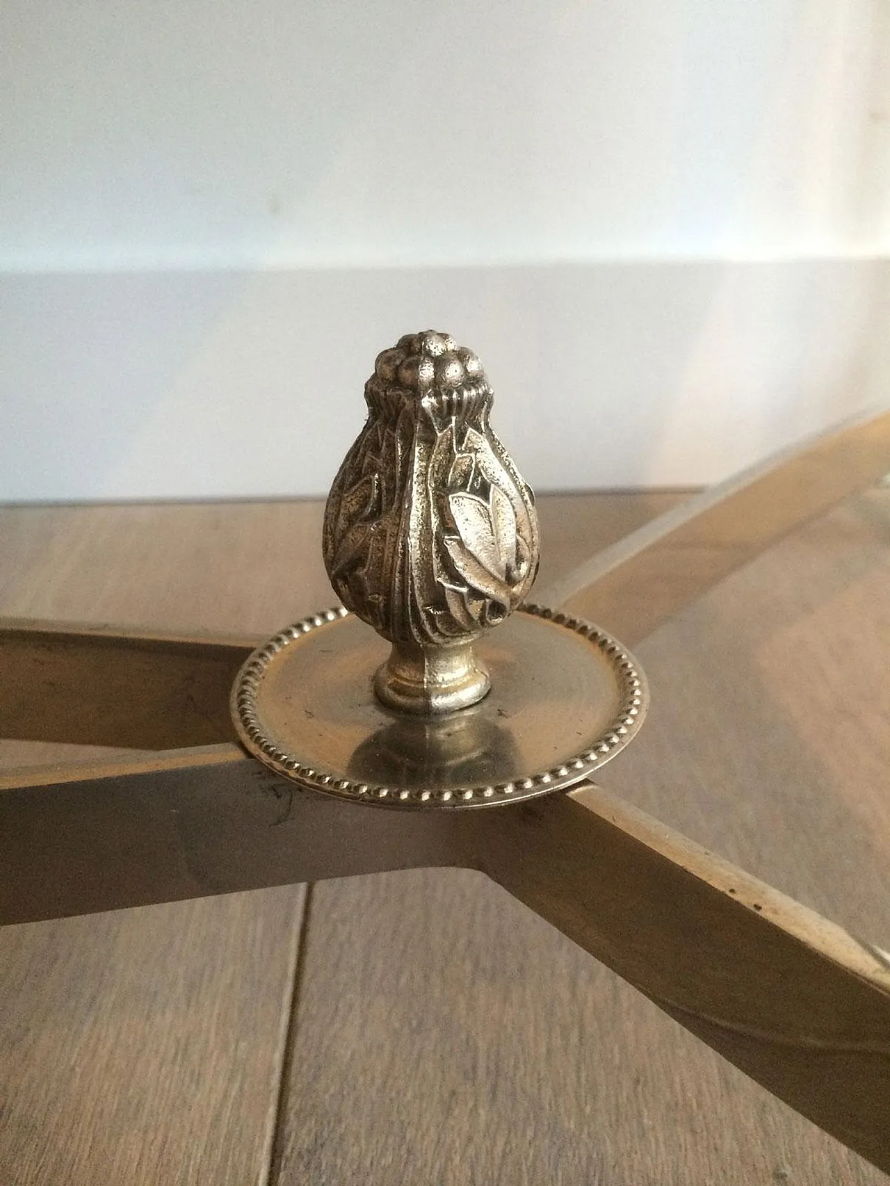 Tavolino argentato con piano in vetro laccato nero, stile Maison Jansen 4