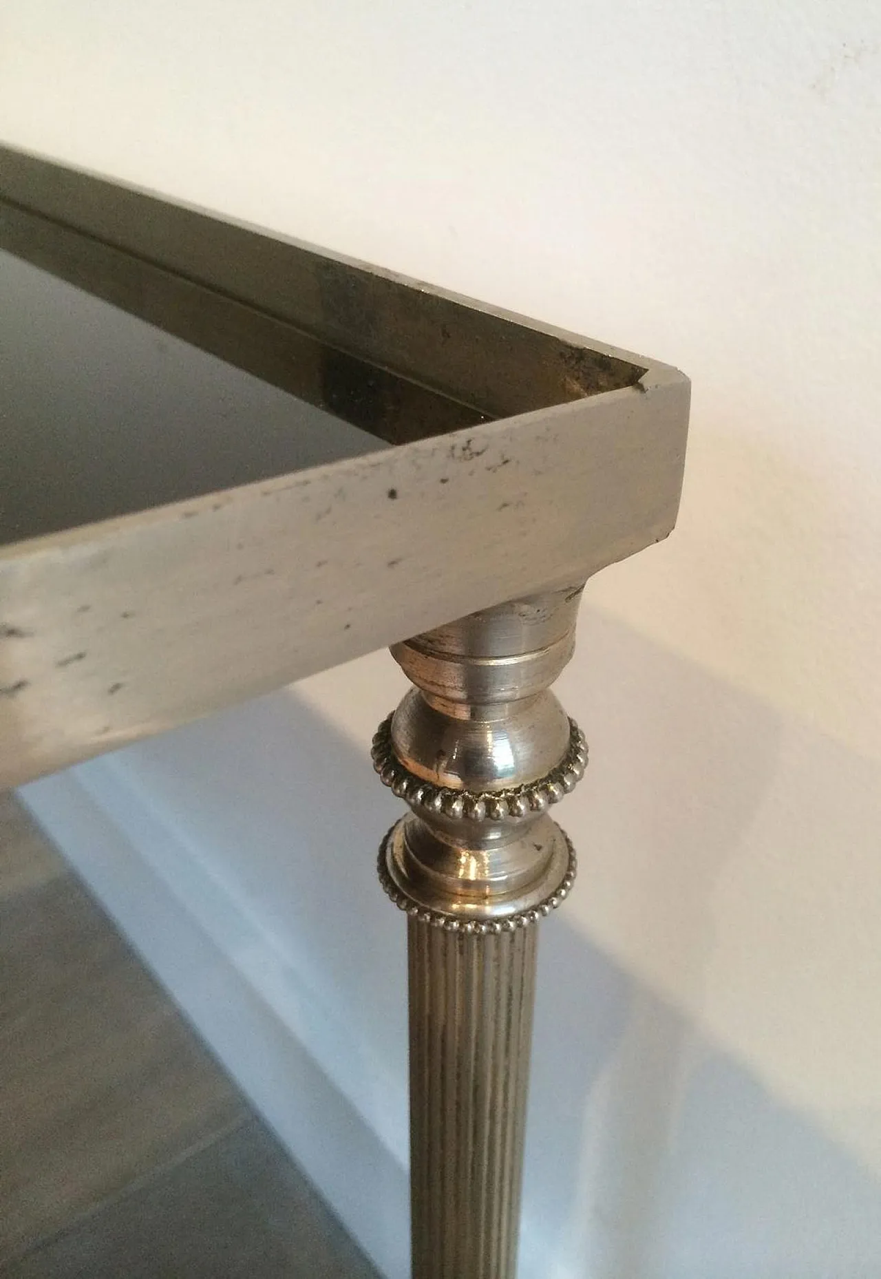 Tavolino argentato con piano in vetro laccato nero, stile Maison Jansen 5