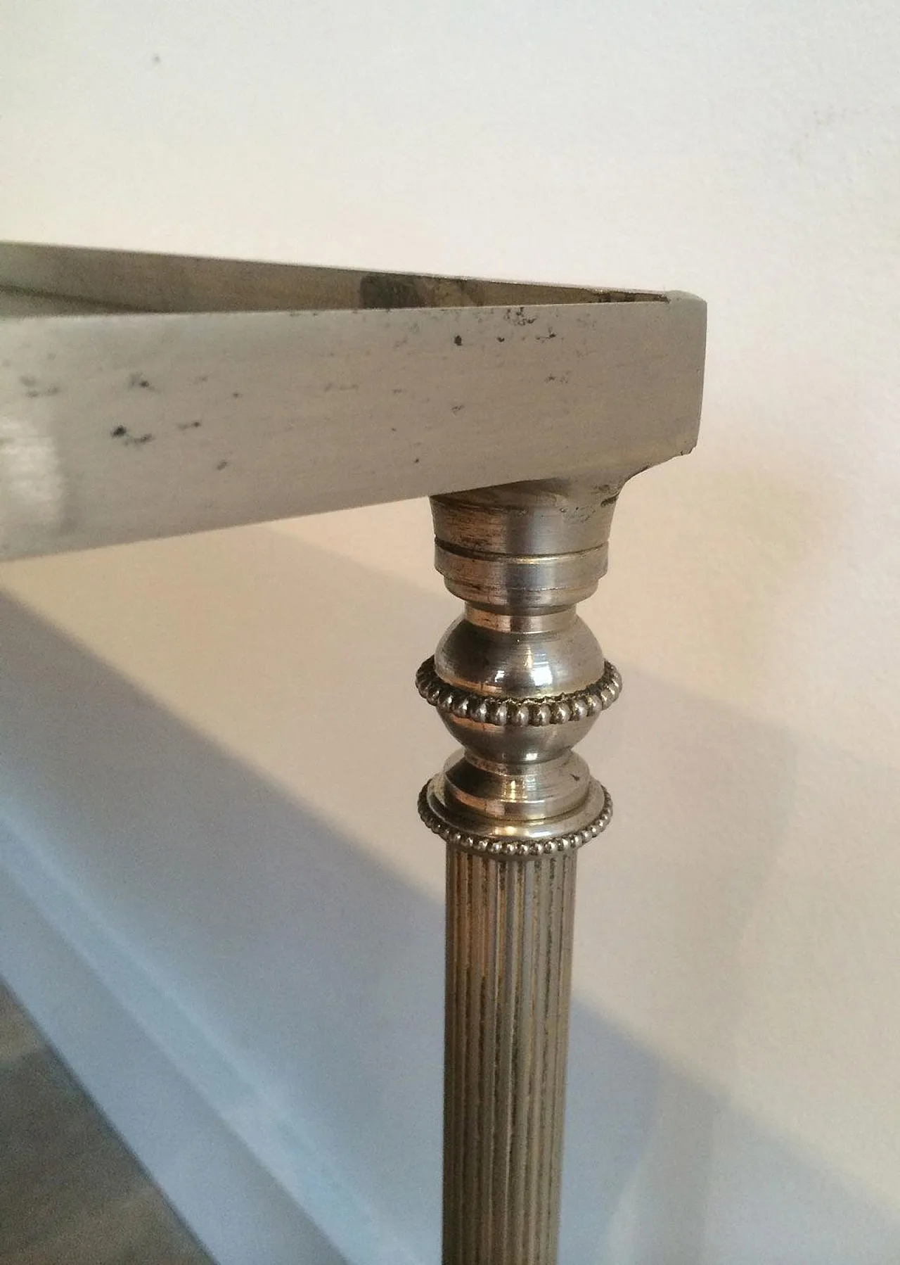 Tavolino argentato con piano in vetro laccato nero, stile Maison Jansen 6