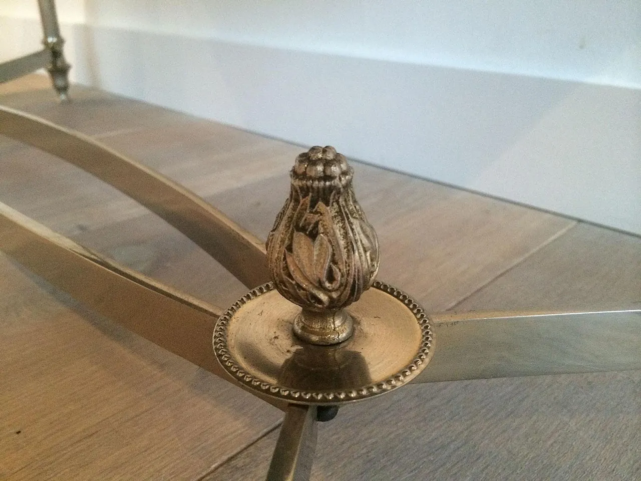 Tavolino argentato con piano in vetro laccato nero, stile Maison Jansen 7