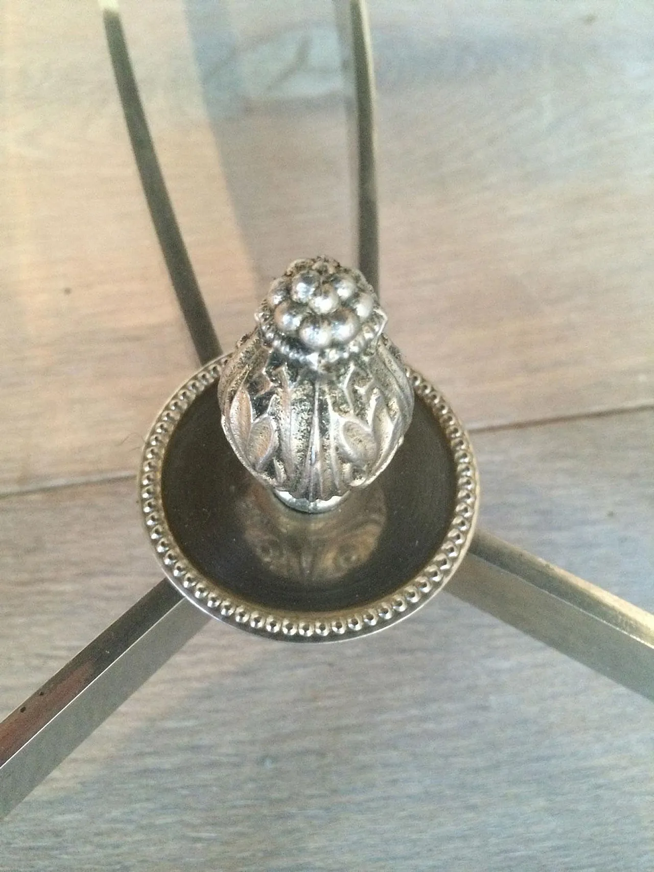 Tavolino argentato con piano in vetro laccato nero, stile Maison Jansen 8