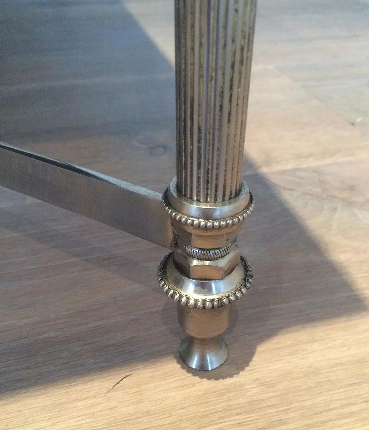 Tavolino argentato con piano in vetro laccato nero, stile Maison Jansen 9