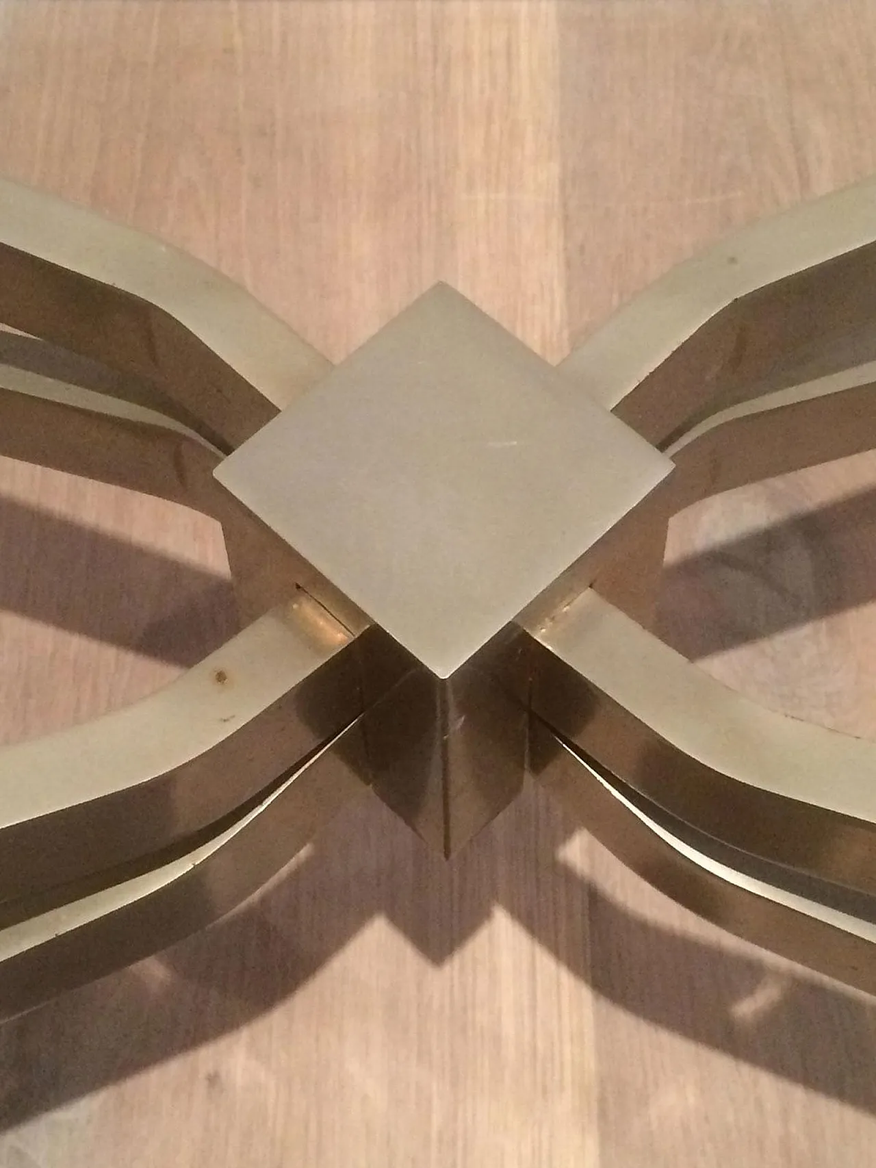Tavolino in acciaio spazzolato piano in vetro fumé di Maison Charles 13