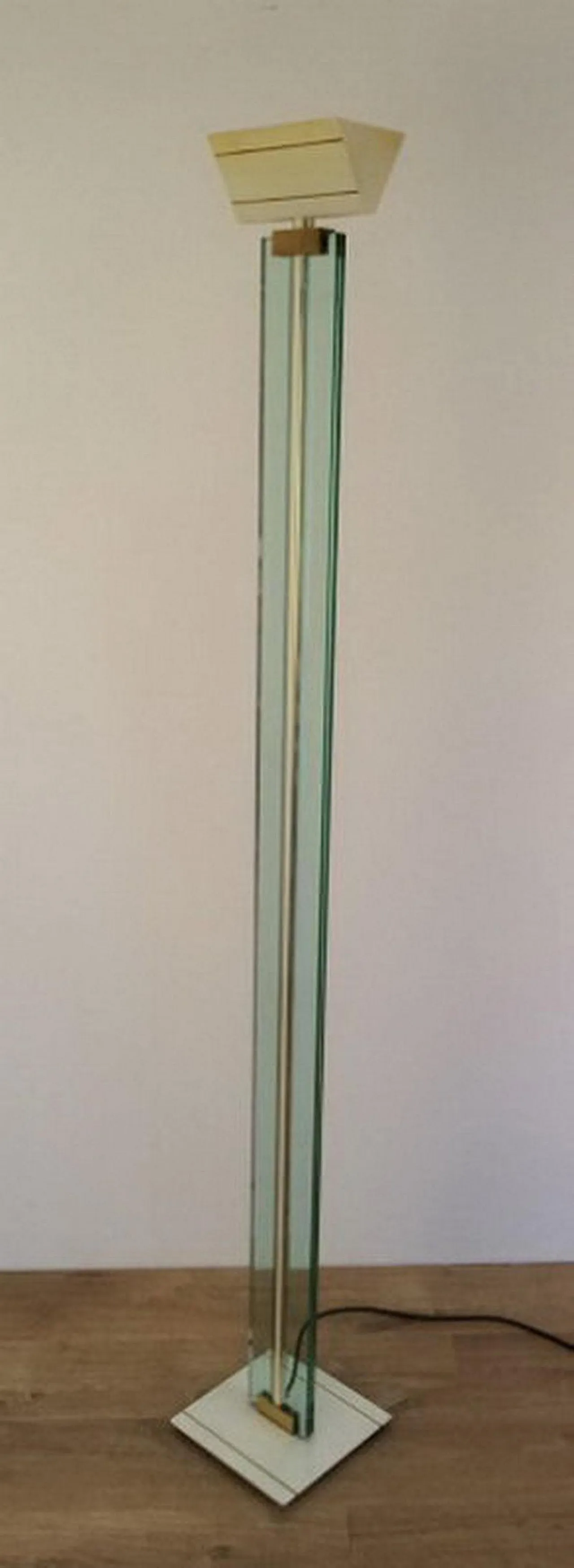 Lampada da terra in vetro, ottone e metallo laccato, circa 1970. 2