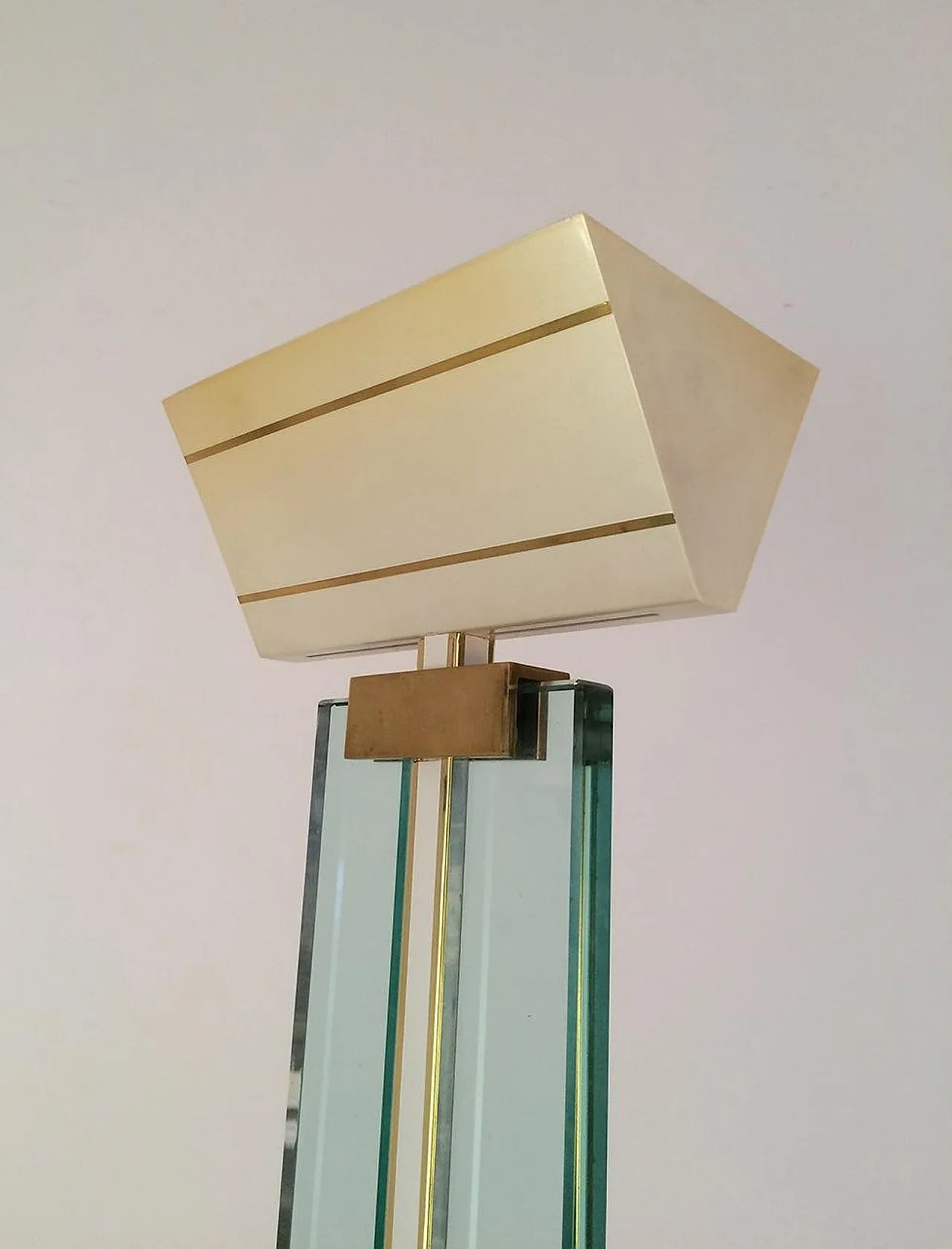 Lampada da terra in vetro, ottone e metallo laccato, circa 1970. 3